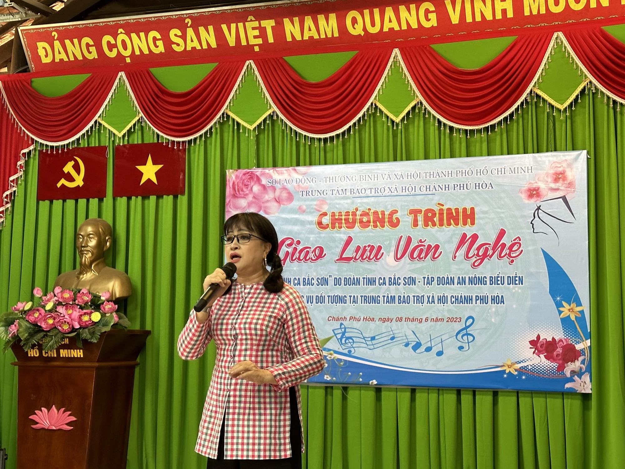 Ca sĩ T&igrave;nh ca Bắc Sơn g&acirc;y x&uacute;c động tại Trung t&acirc;m Bảo trợ x&atilde; hội Ch&aacute;nh Ph&uacute; H&ograve;a - Ảnh 3.