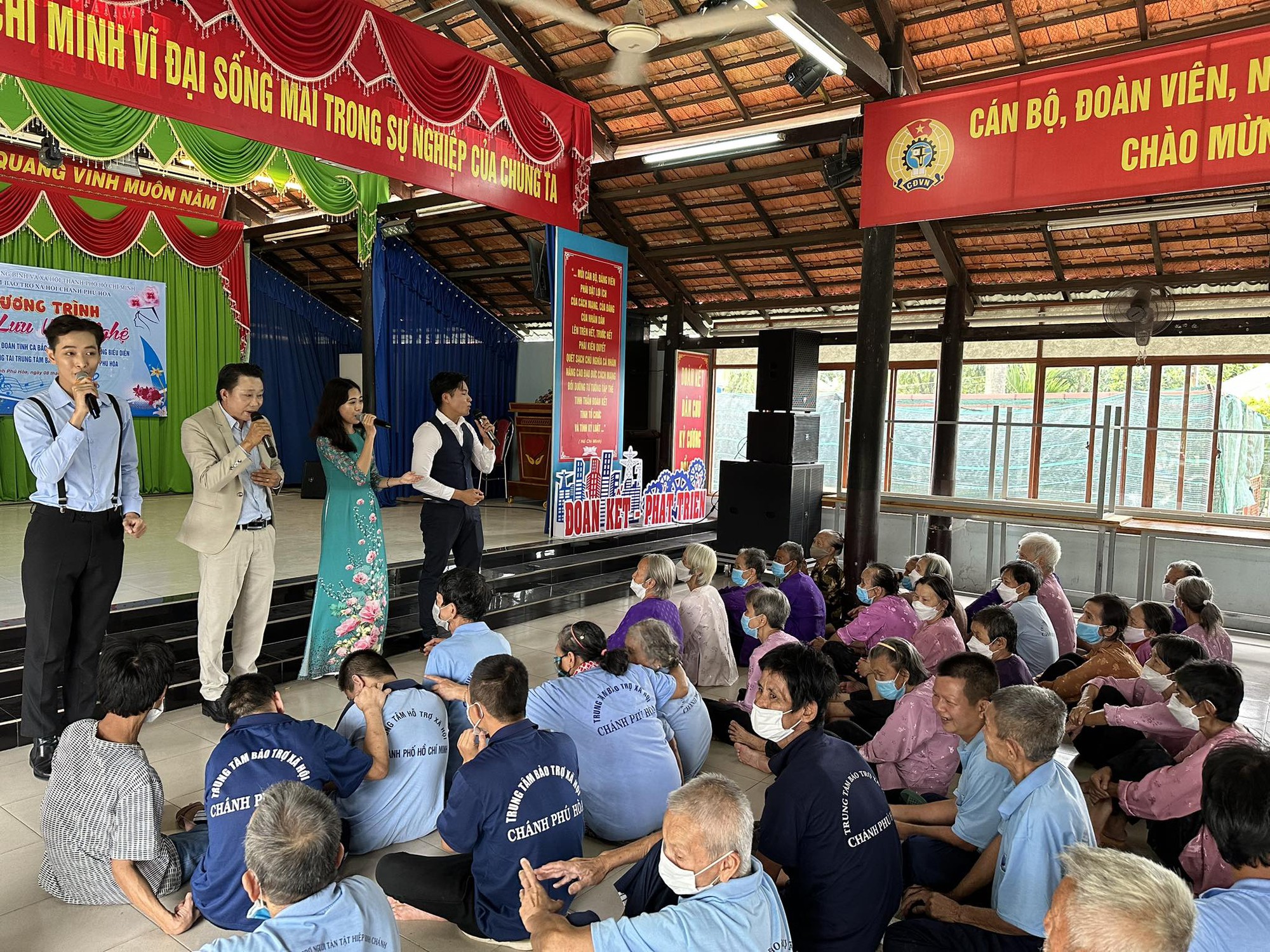 Ca sĩ T&igrave;nh ca Bắc Sơn g&acirc;y x&uacute;c động tại Trung t&acirc;m Bảo trợ x&atilde; hội Ch&aacute;nh Ph&uacute; H&ograve;a - Ảnh 1.