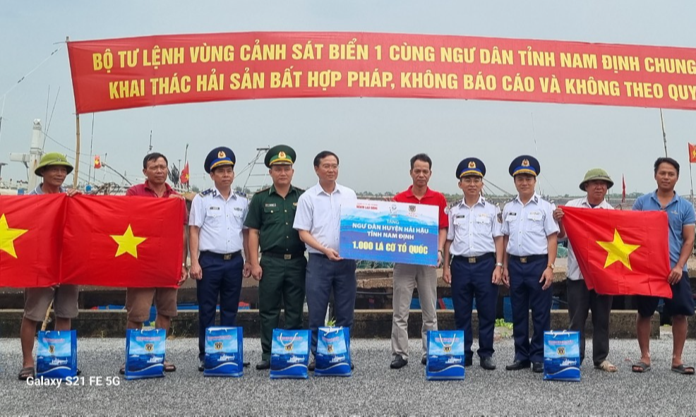 Trao tặng ngư dân Hải Hậu 1.000 lá cờ Tổ quốc