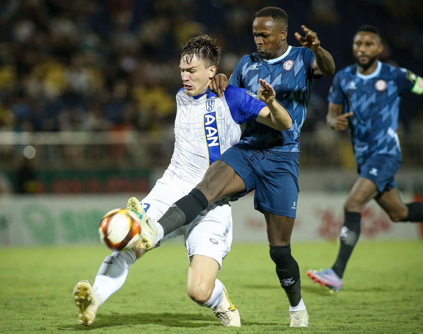 CLB TP Hồ Ch&iacute; Minh tậu trung vệ Brazil, đua trụ hạng V-League - Ảnh 3.
