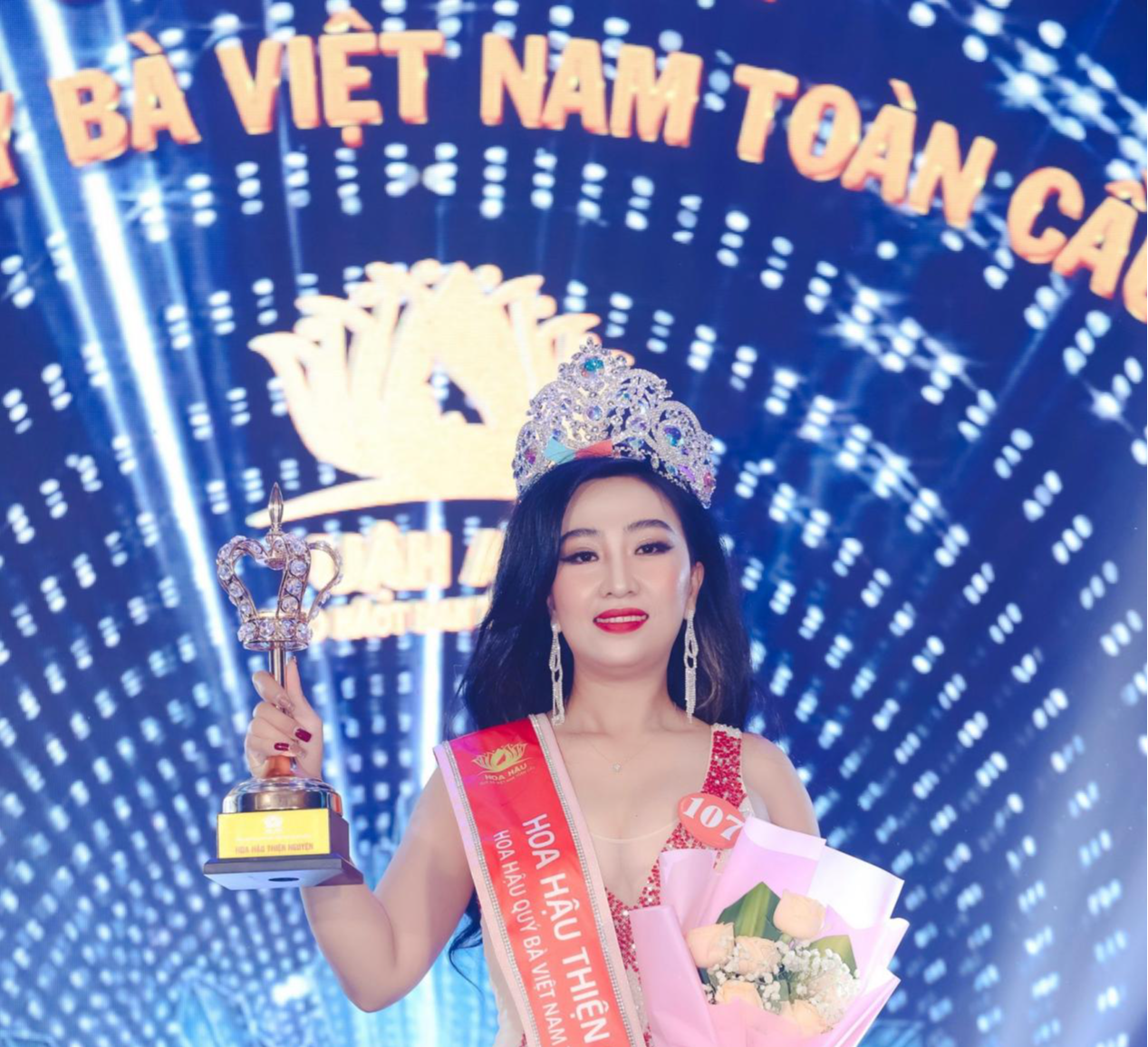 NTK Tommy Nguyễn trao giải cho Hoa hậu thiện nguyện Nguyễn Thị Kim Phượng