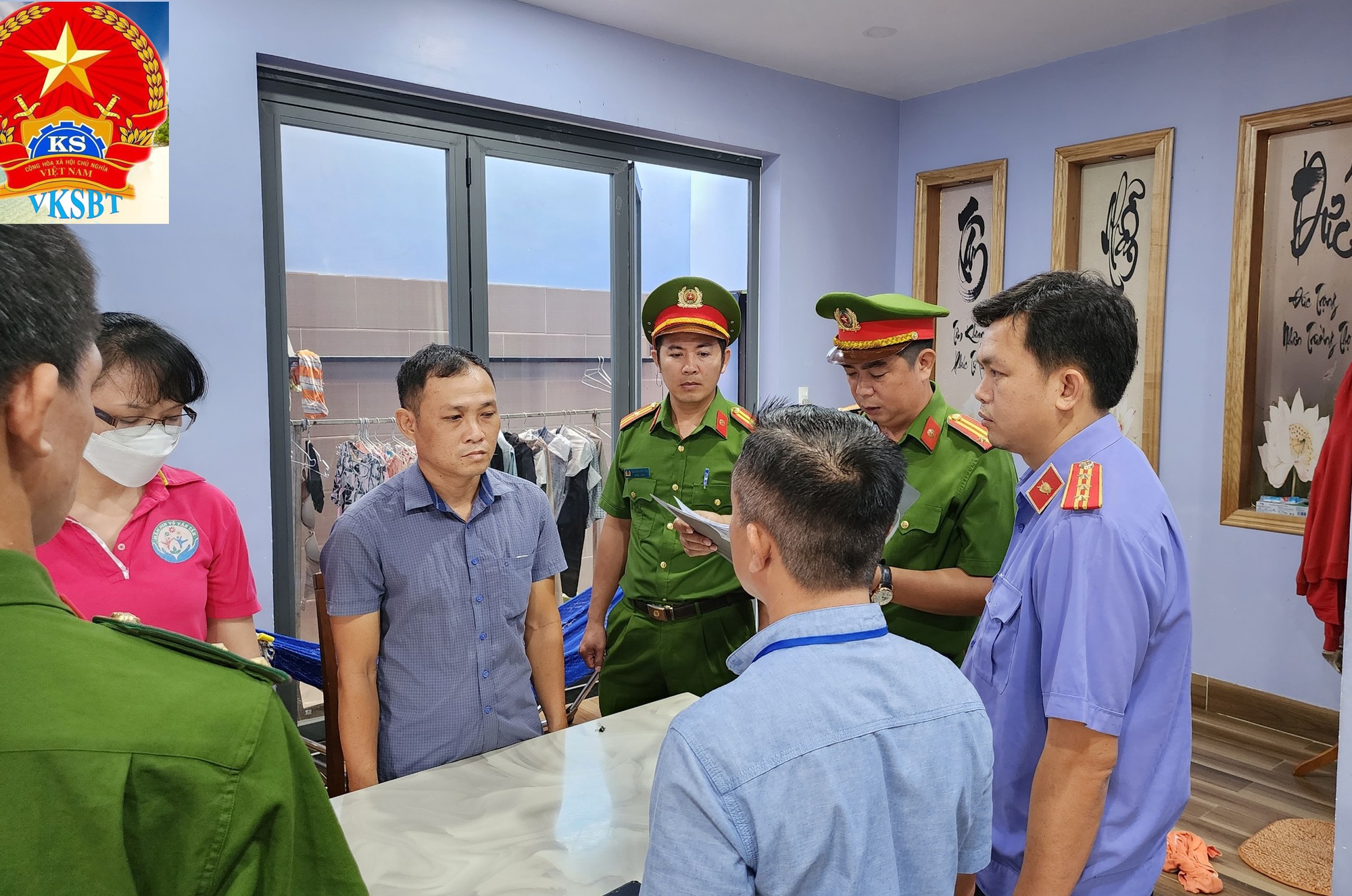 Bắt nguy&ecirc;n Chủ tịch, Kế to&aacute;n x&atilde; n&acirc;ng khống c&ocirc;ng tr&igrave;nh, r&uacute;t ruột ng&acirc;n s&aacute;ch - Ảnh 2.
