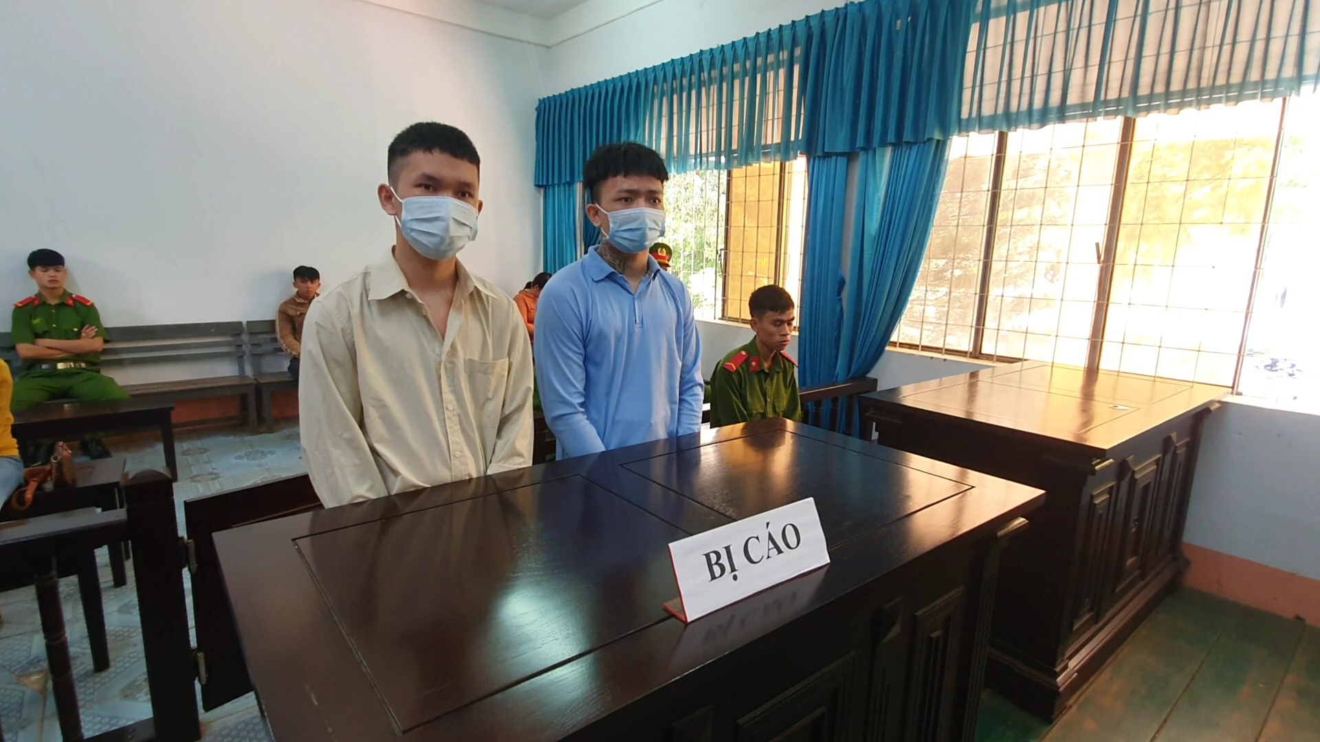 Lừa b&aacute;n người, 2 cậu ch&aacute;u dắt nhau v&agrave;o t&ugrave; - Ảnh 1.