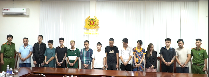 CLIP: C&ocirc;ng an TP HCM bắt trọn ổ l&agrave;m giả giấy đăng kiểm v&agrave; chạy &aacute;n - Ảnh 1.