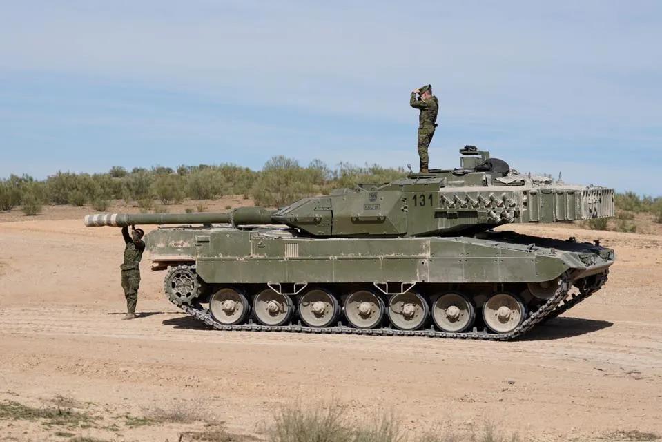 Ukraine có xe tăng mới, tiến về thị trấn Tokmak