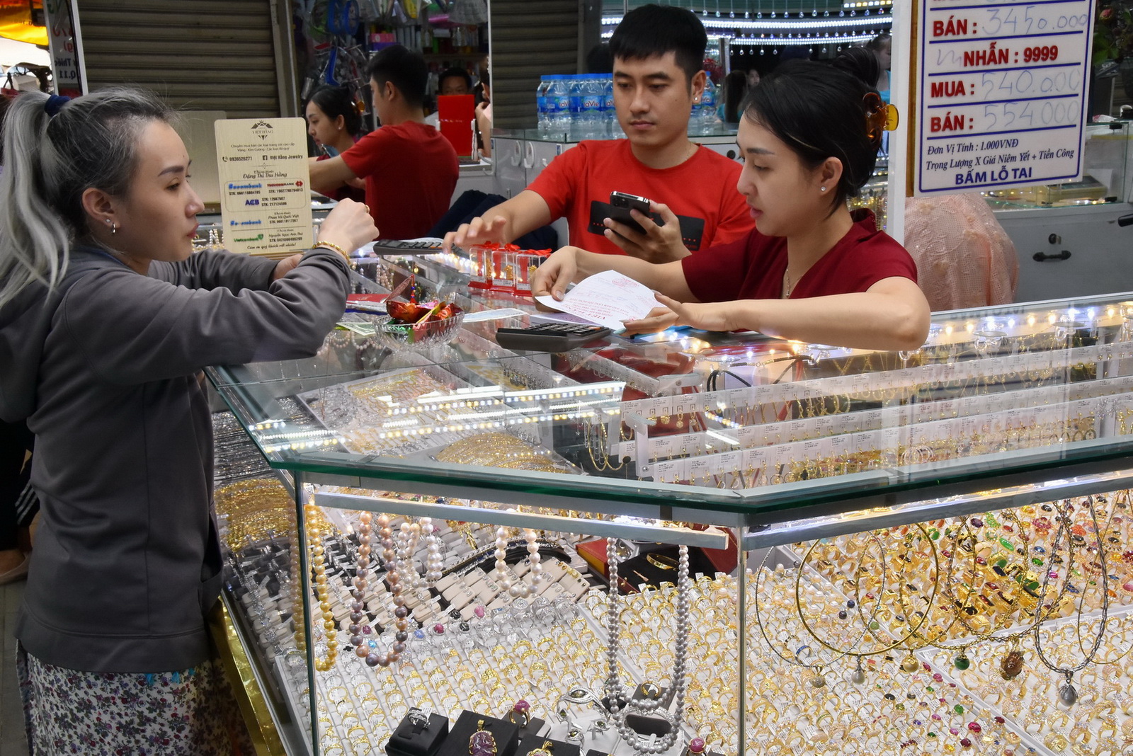 Giá vàng hôm nay 10-6: Vàng SJC biến động bất thường