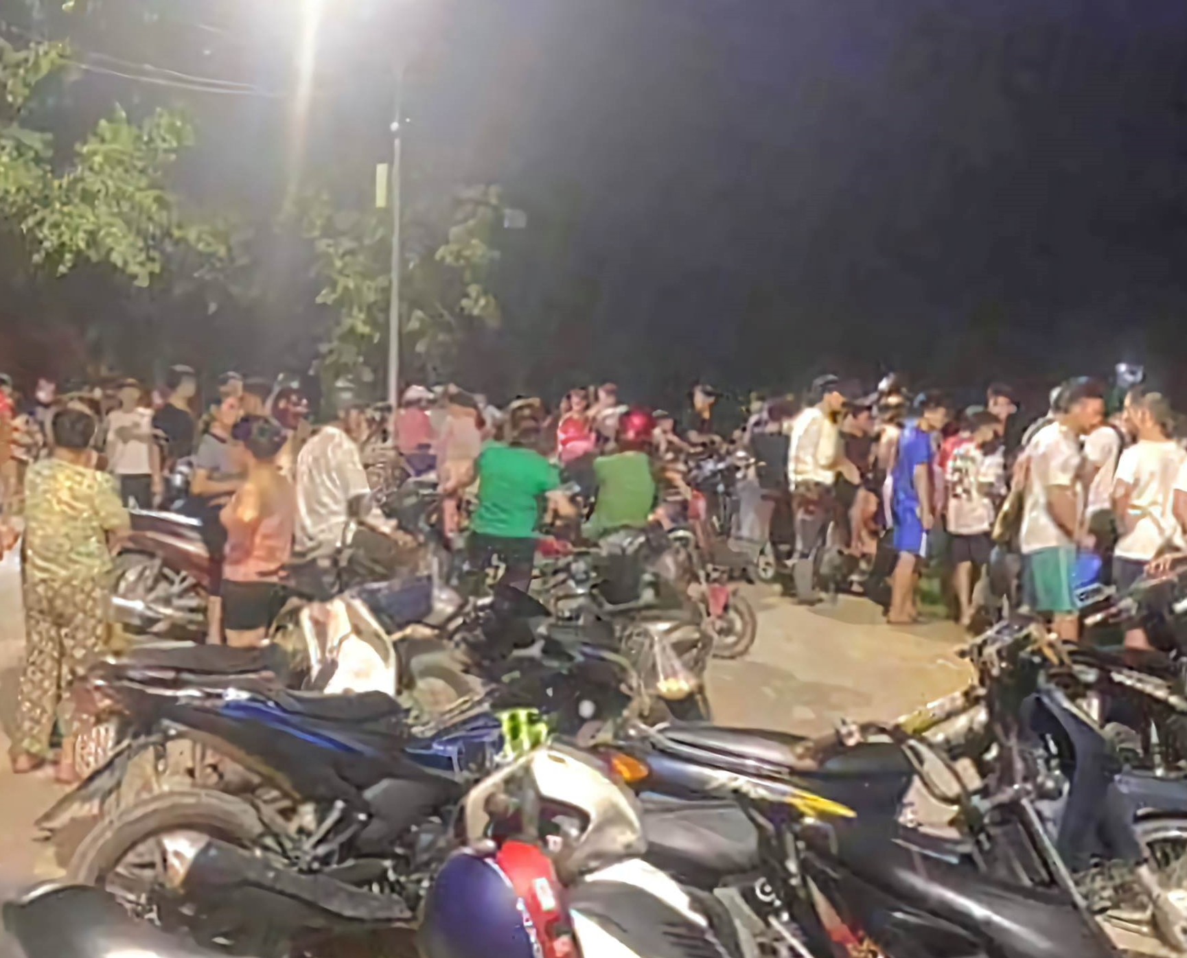 Nghi vợ ngoại tình, đâm vợ trọng thương rồi đến nhà "tình địch" đổ xăng đốt