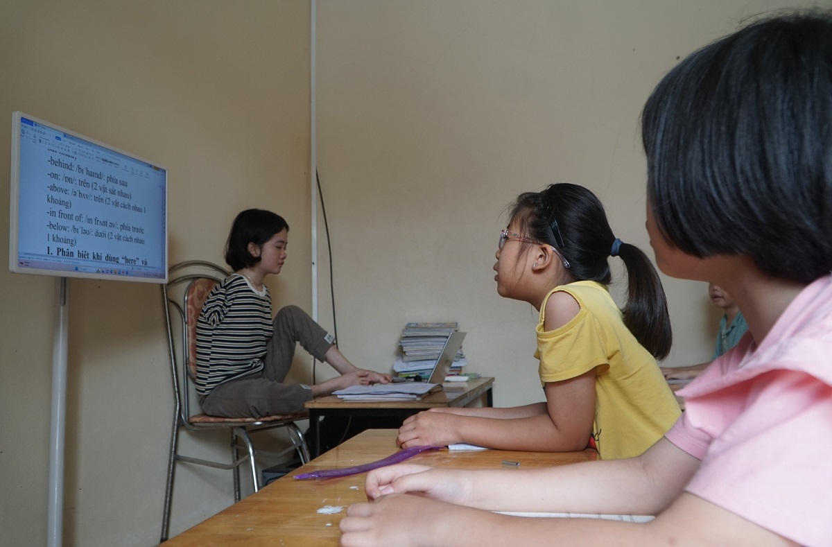 X&uacute;c động b&agrave;i tham luận học tập B&aacute;c của c&ocirc; g&aacute;i trẻ cụt 2 tay ở Thanh H&oacute;a - Ảnh 3.