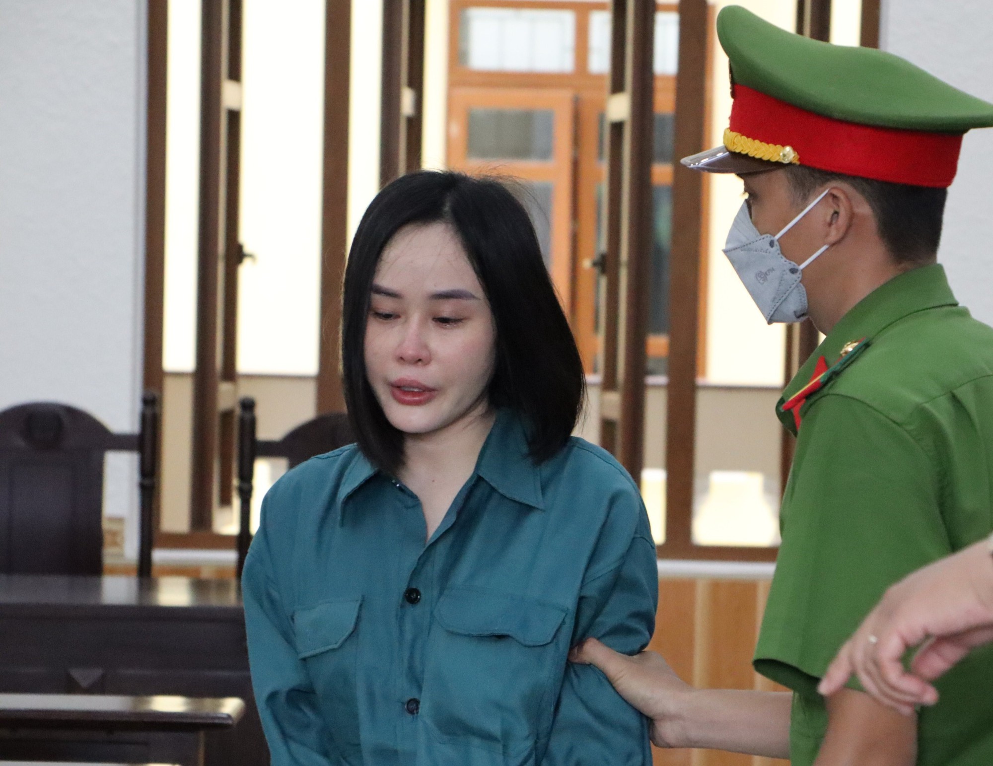 Hotgirl Tina Dương bật khóc khi nghe tin lãnh 11 năm tù