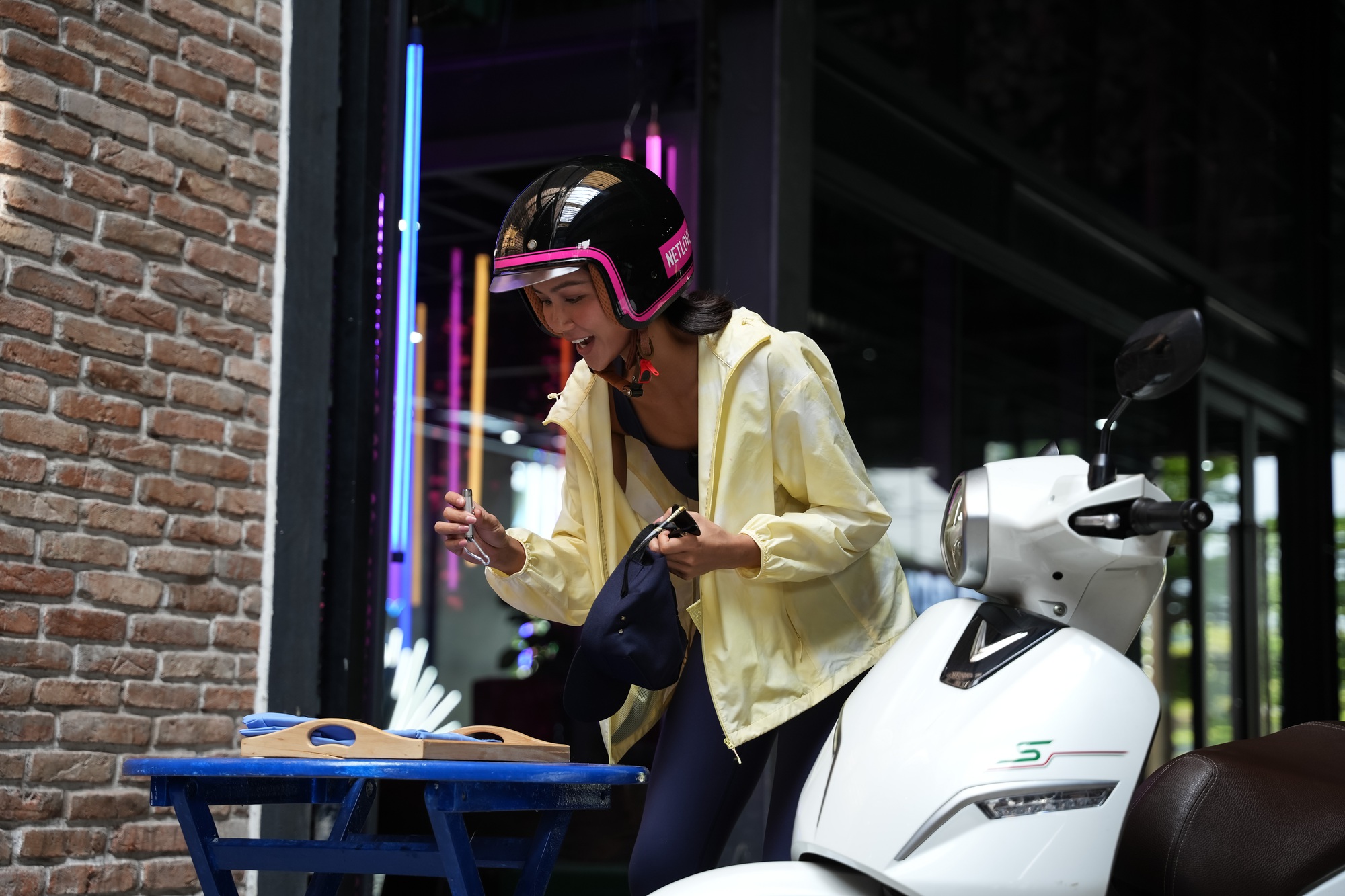 Hoa hậu H&rsquo;Hen Ni&ecirc; kh&oacute;c r&ograve;ng v&igrave; những &aacute;c &yacute; - Ảnh 6.