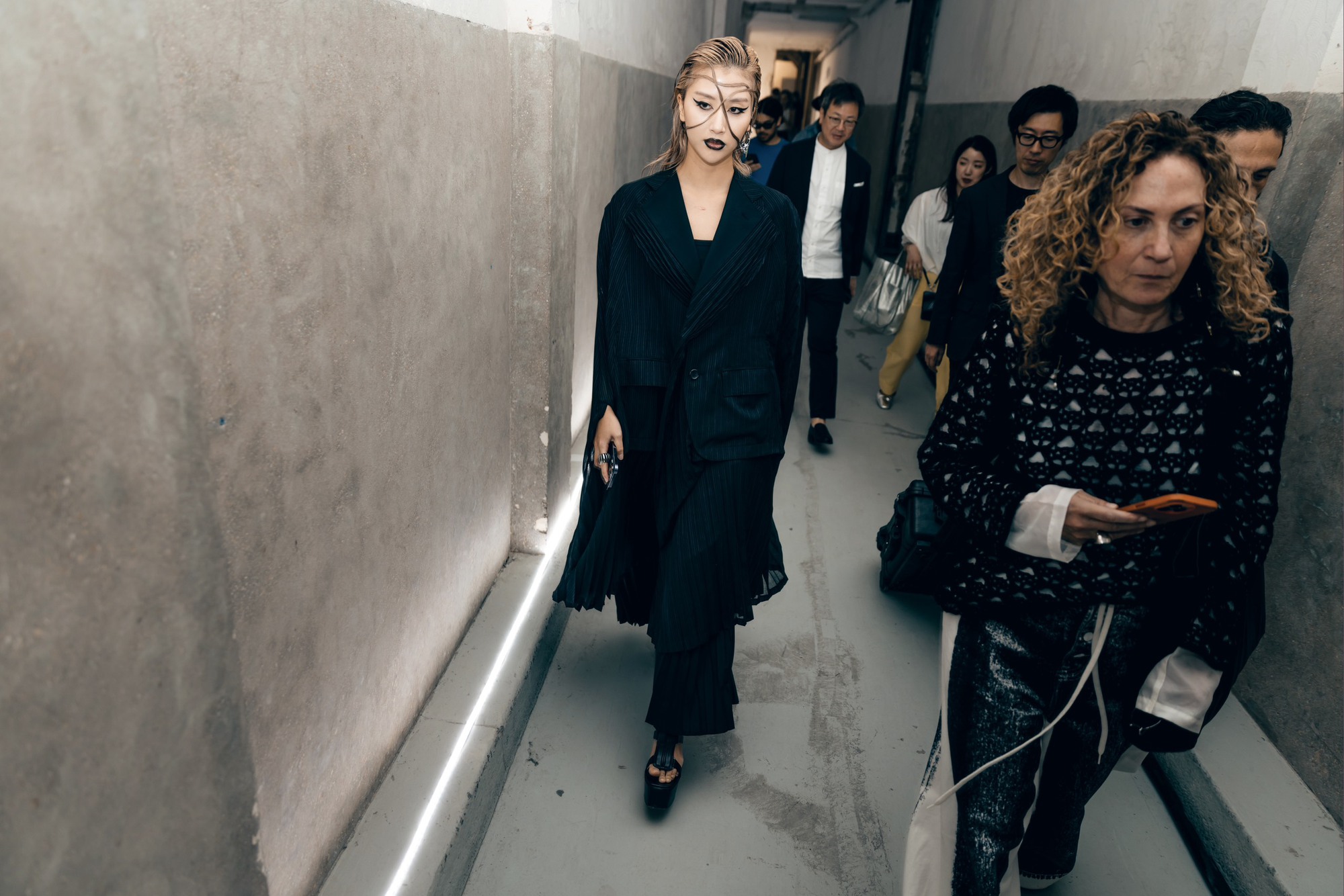 D&ugrave;ng t&oacute;c để makeup, Quỳnh Anh Shyn l&ecirc;n thẳng The New York Times - Ảnh 9.