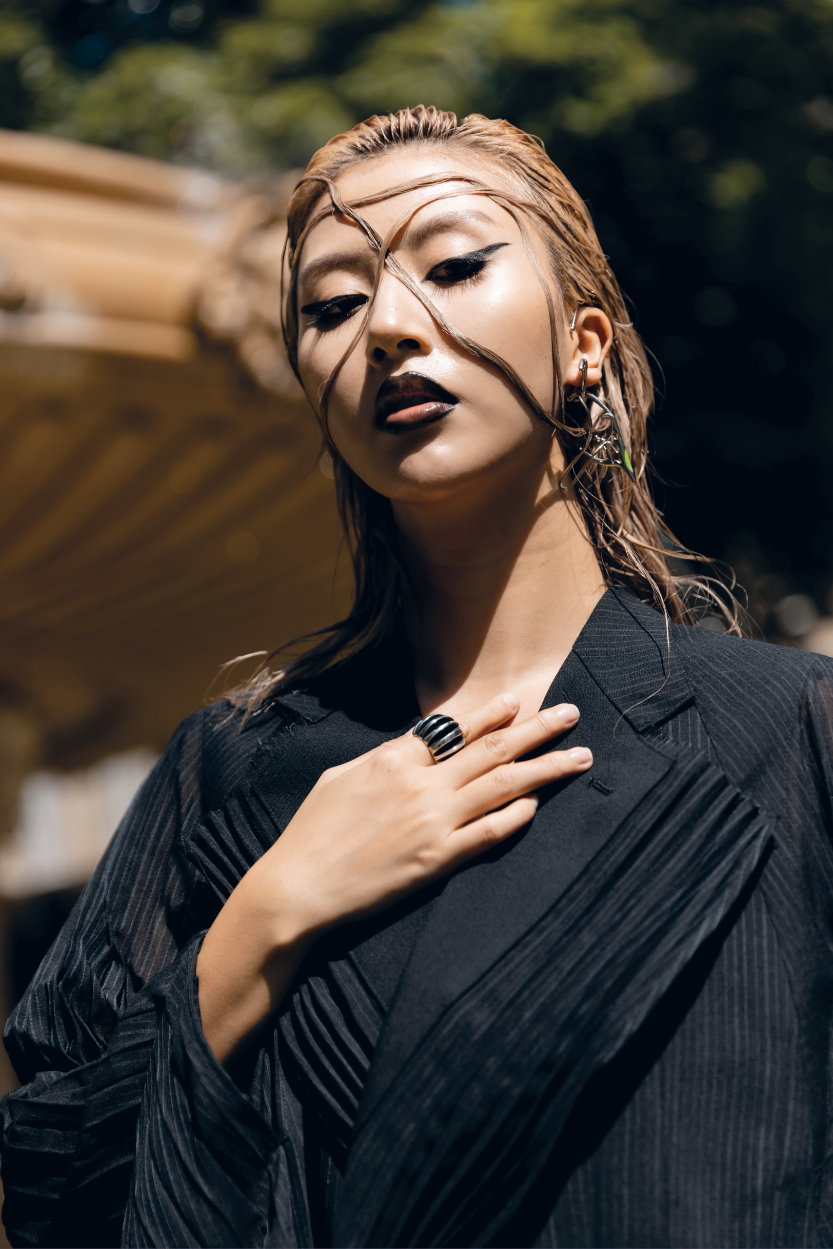 D&ugrave;ng t&oacute;c để makeup, Quỳnh Anh Shyn l&ecirc;n thẳng The New York Times - Ảnh 1.
