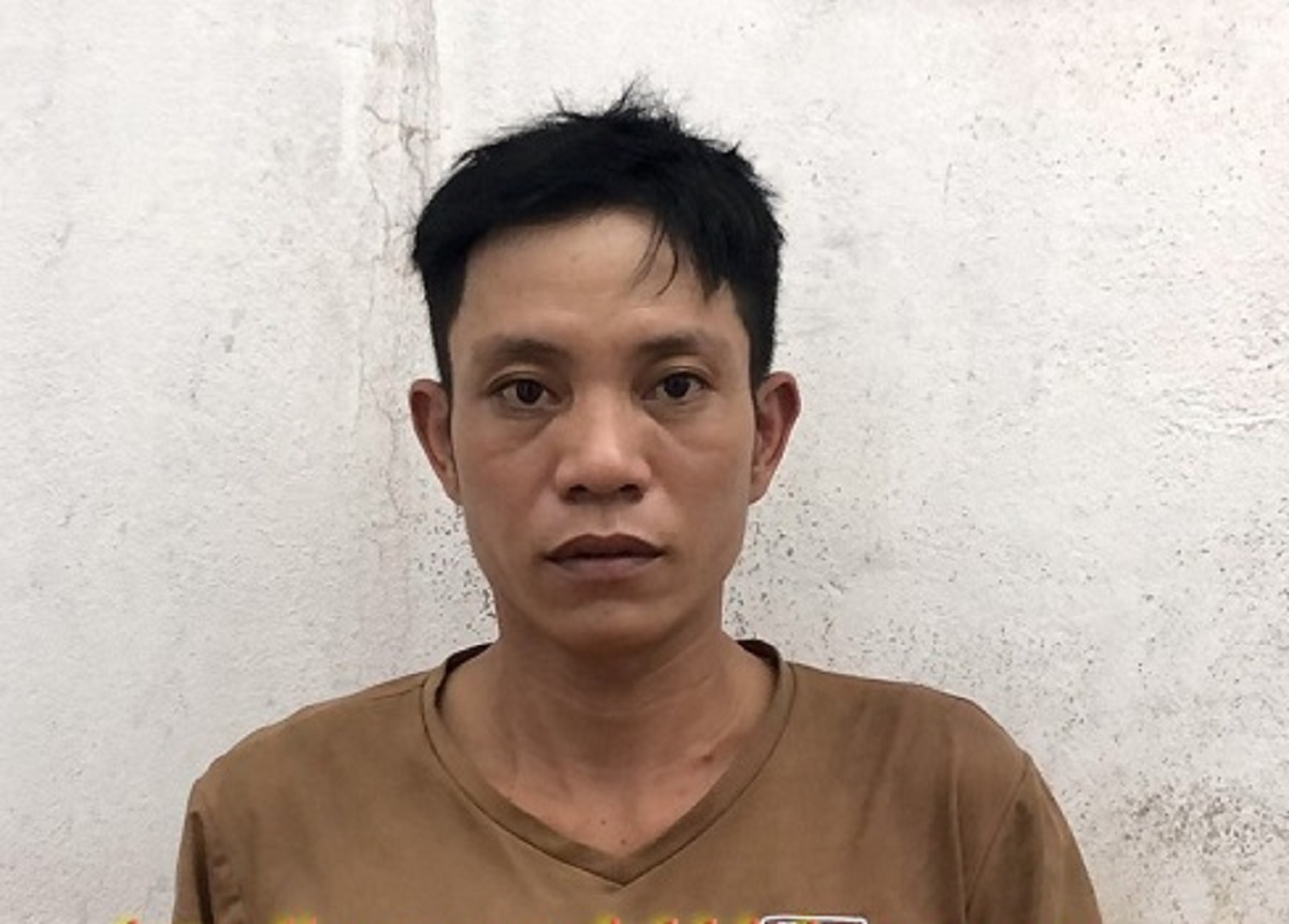 Chồng mang s&uacute;ng v&agrave; xăng tới ph&oacute;ng hỏa đốt qu&aacute;n tr&agrave; sữa khiến vợ bị bỏng mặt - Ảnh 1.