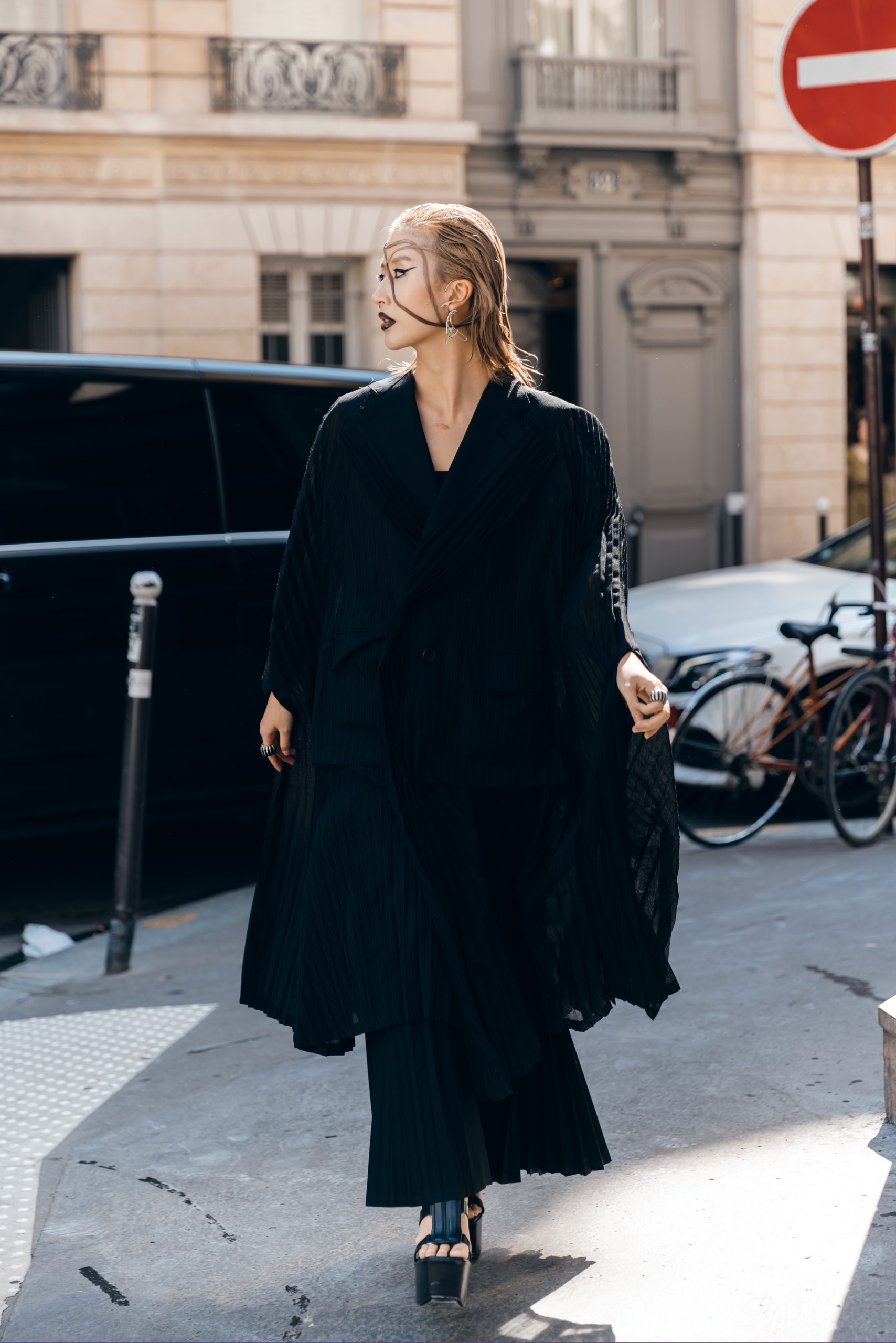 D&ugrave;ng t&oacute;c để makeup, Quỳnh Anh Shyn l&ecirc;n thẳng The New York Times - Ảnh 14.