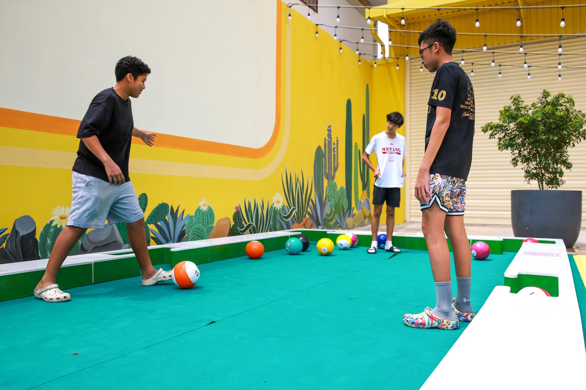 Bạn trẻ h&agrave;o hứng trải nghiệm m&ocirc;n thể thao độc lạ snookball&nbsp;tại TP HCM - Ảnh 4.