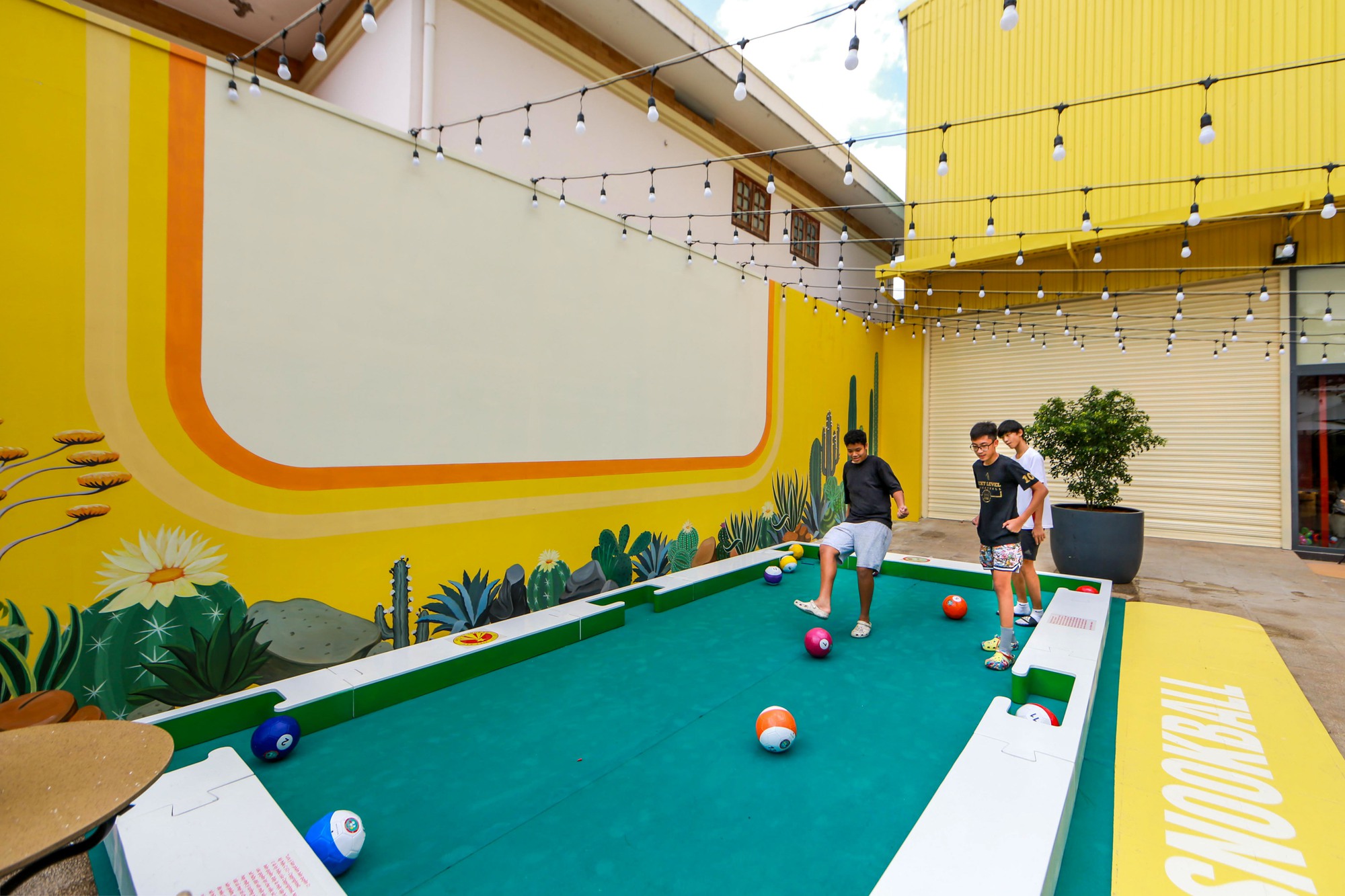 Bạn trẻ h&agrave;o hứng trải nghiệm m&ocirc;n thể thao độc lạ snookball&nbsp;tại TP HCM - Ảnh 3.