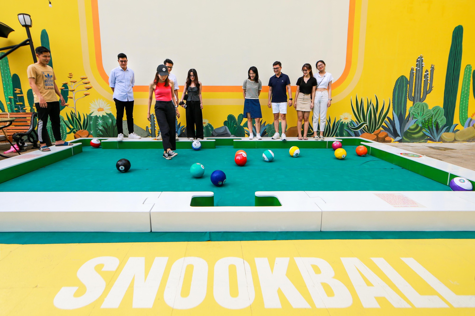 Bạn trẻ h&agrave;o hứng trải nghiệm m&ocirc;n thể thao độc lạ snookball&nbsp;tại TP HCM - Ảnh 2.