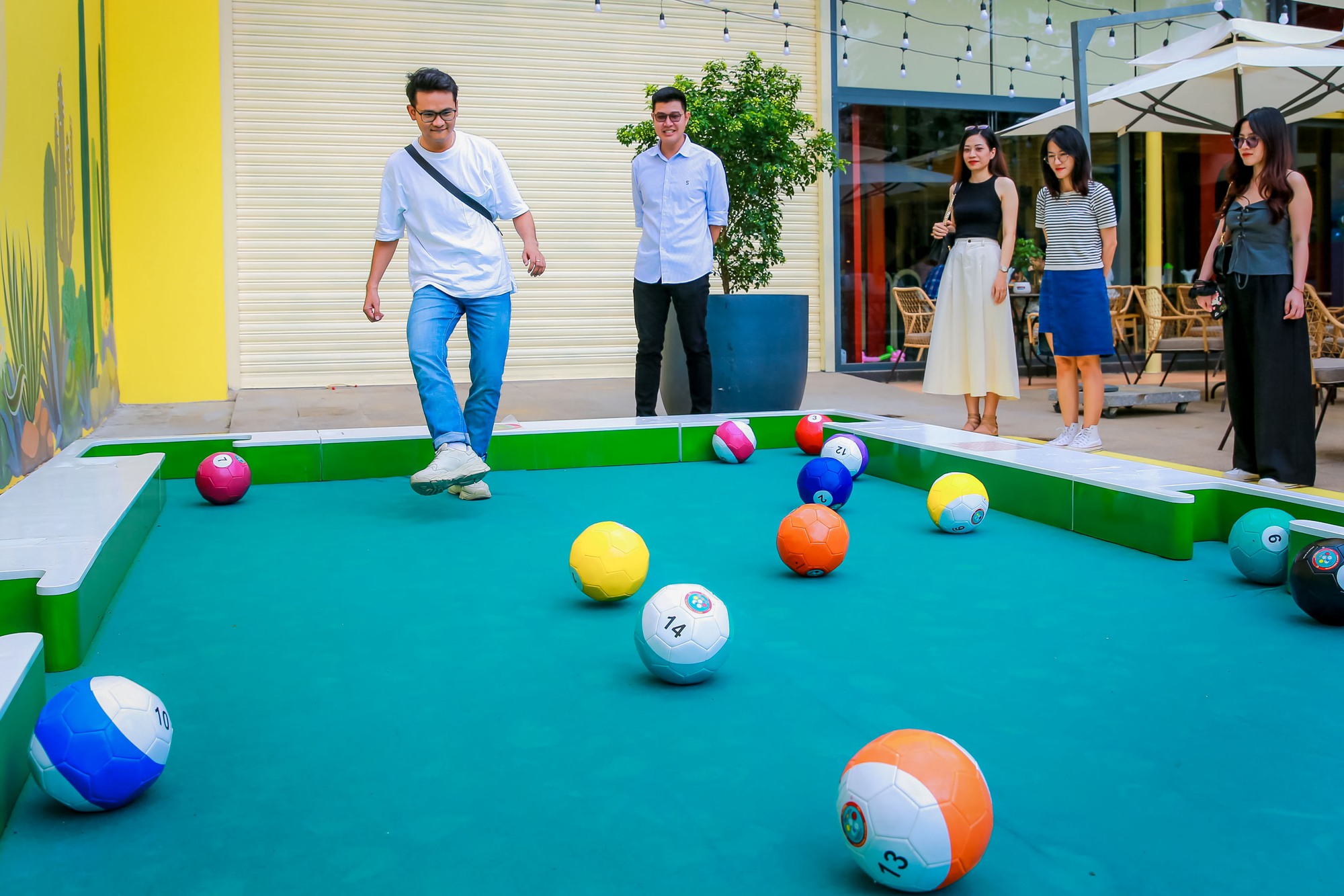 Bạn trẻ h&agrave;o hứng trải nghiệm m&ocirc;n thể thao độc lạ snookball&nbsp;tại TP HCM - Ảnh 1.