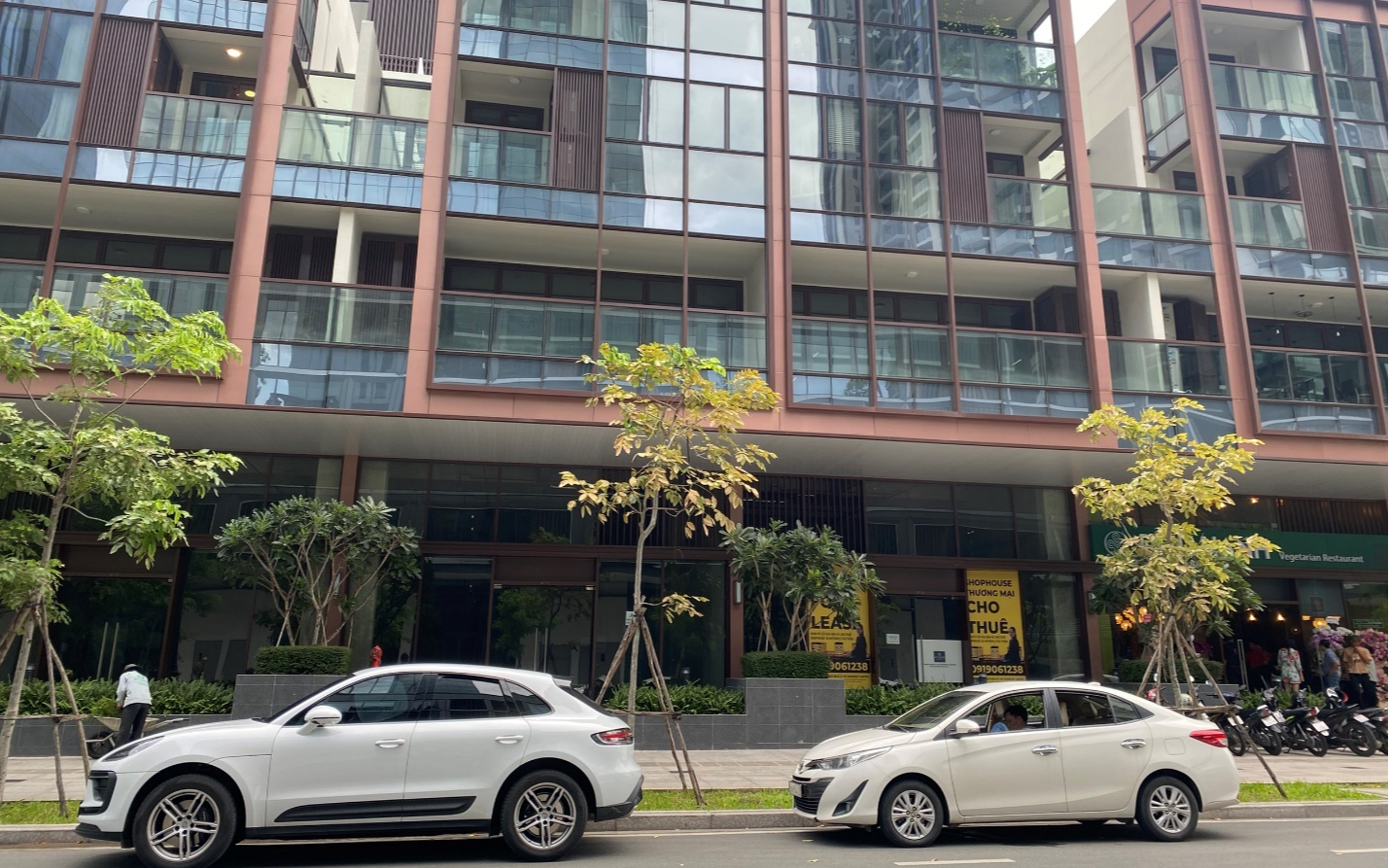 Hàng loạt shophouse ở nhiều khu đô thị vắng bóng khách thuê