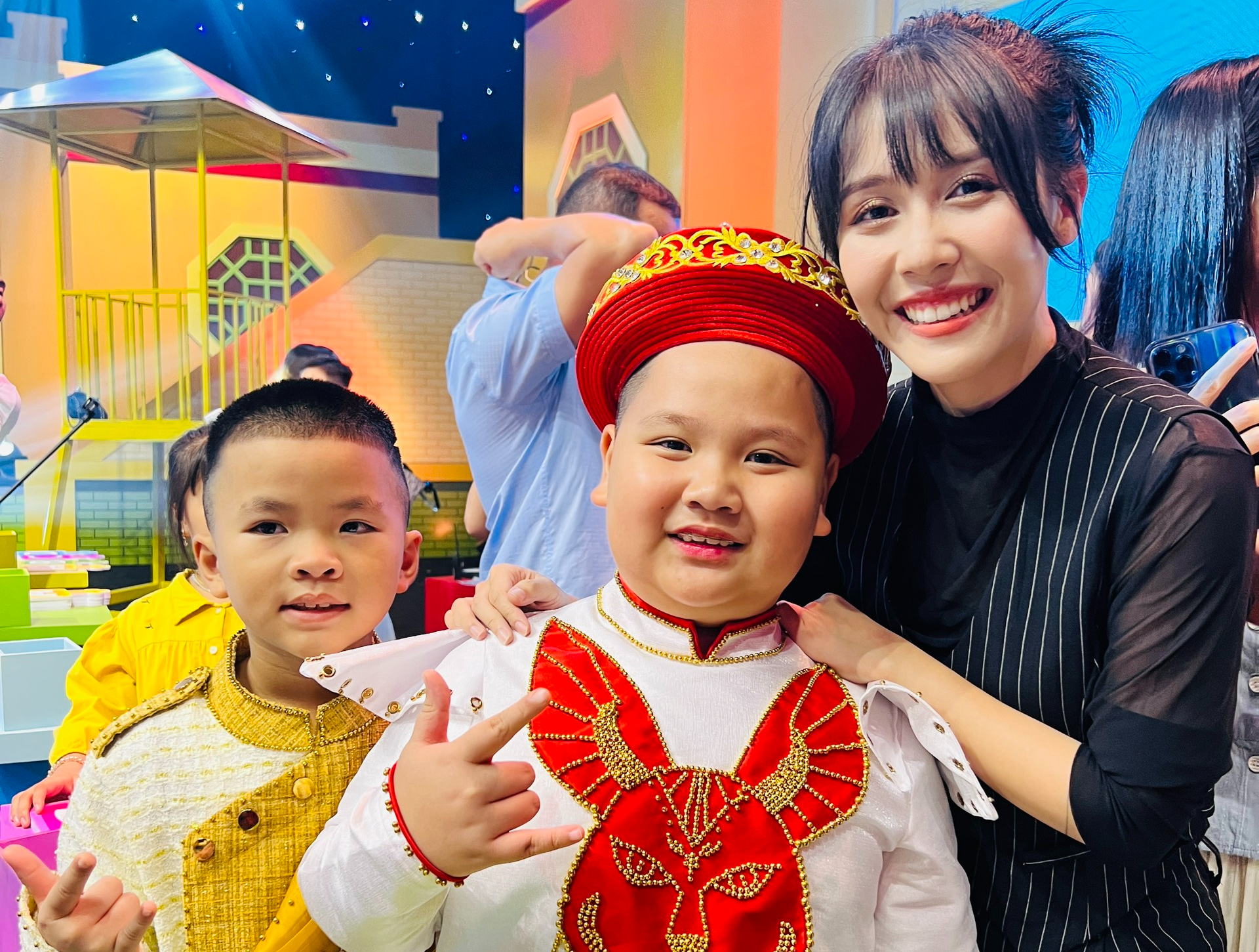 Hậu Hoàng hóa Trạng Hồng làm MC “Trạng nguyên nhí” 3
