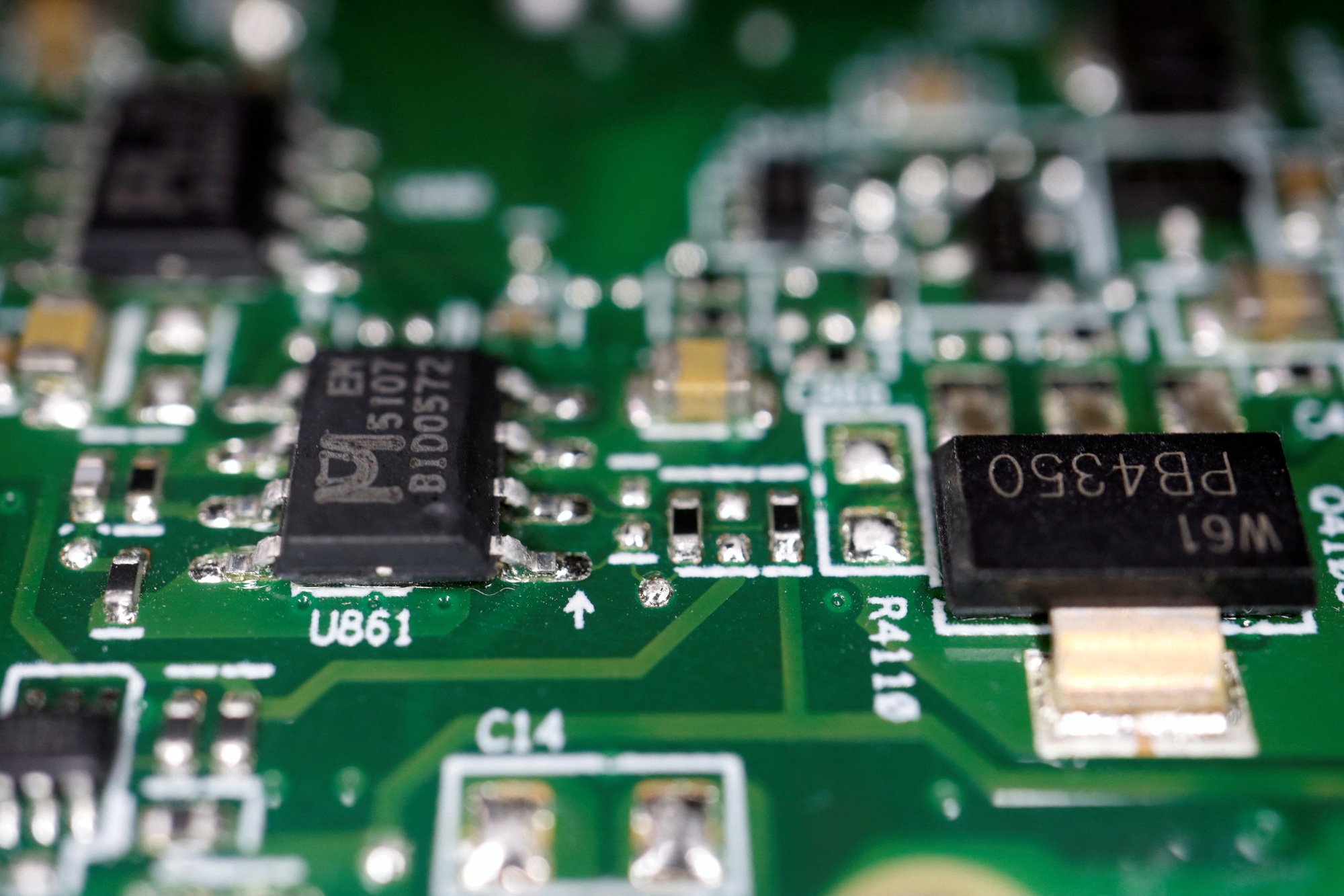 Dự b&aacute;o n&oacute;ng: Cuộc chiến c&ocirc;ng nghệ khốc liệt, chip tr&agrave;n ra chợ đen - Ảnh 1.