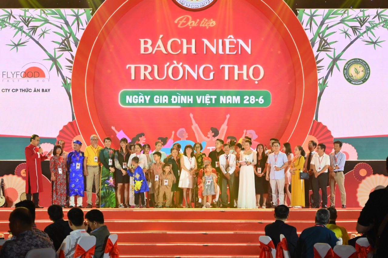 Đại tiệc “Bách niên trường thọ” thu hút 1.000 gia đình tham gia - Ảnh 1.