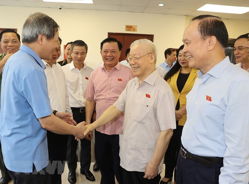 H&igrave;nh ảnh Tổng B&iacute; thư Nguyễn Ph&uacute; Trọng tiếp x&uacute;c cử tri H&agrave; Nội - Ảnh 2.