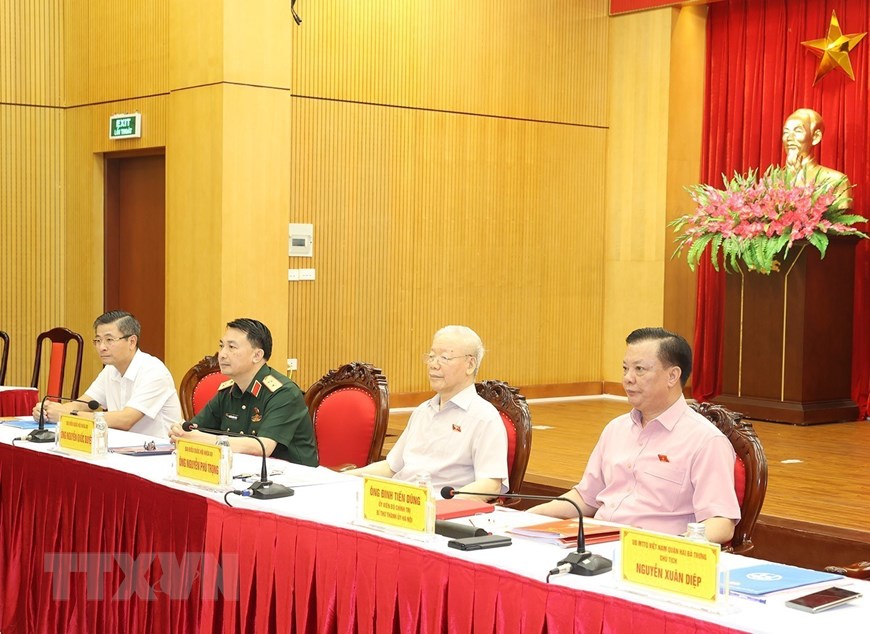 H&igrave;nh ảnh Tổng B&iacute; thư Nguyễn Ph&uacute; Trọng tiếp x&uacute;c cử tri H&agrave; Nội - Ảnh 5.