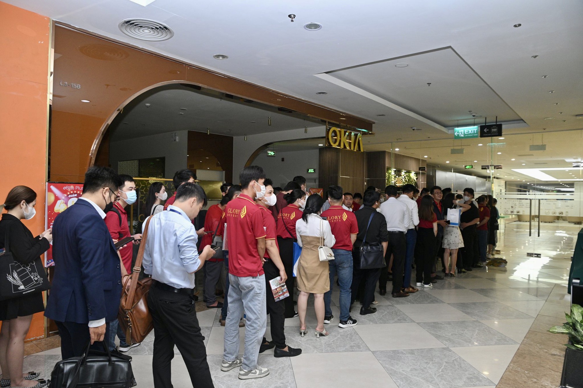 Hàng ngàn khách xếp hàng ký thủ tục sở hữu Glory Heights - Ảnh 1.