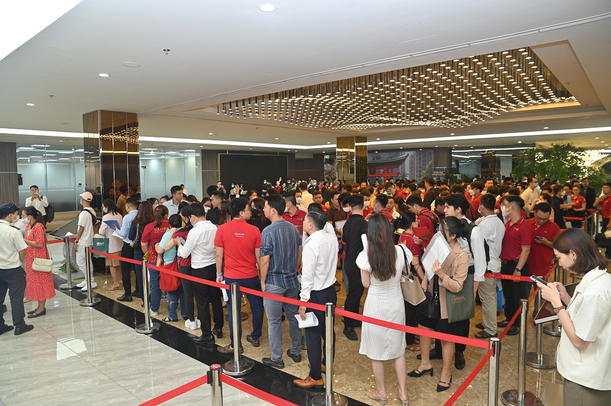Hàng ngàn khách xếp hàng ký thủ tục sở hữu Glory Heights