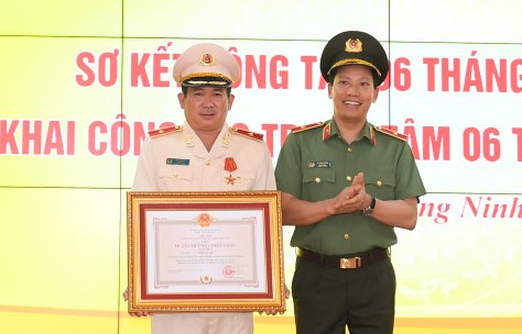 Thiếu tướng Đinh Văn Nơi nhận huân chương cao quý