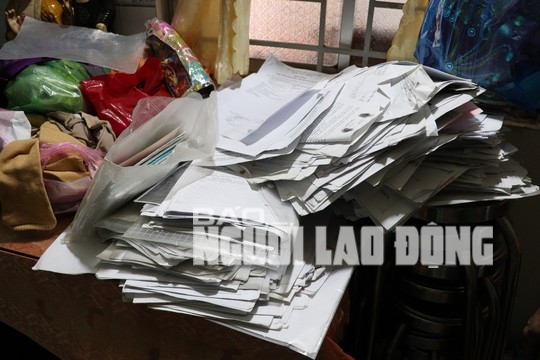 Bắt tạm giam &ldquo;nữ qu&aacute;i&rdquo; lừa đảo nhiều người ngh&egrave;o ở Vĩnh Long - Ảnh 4.