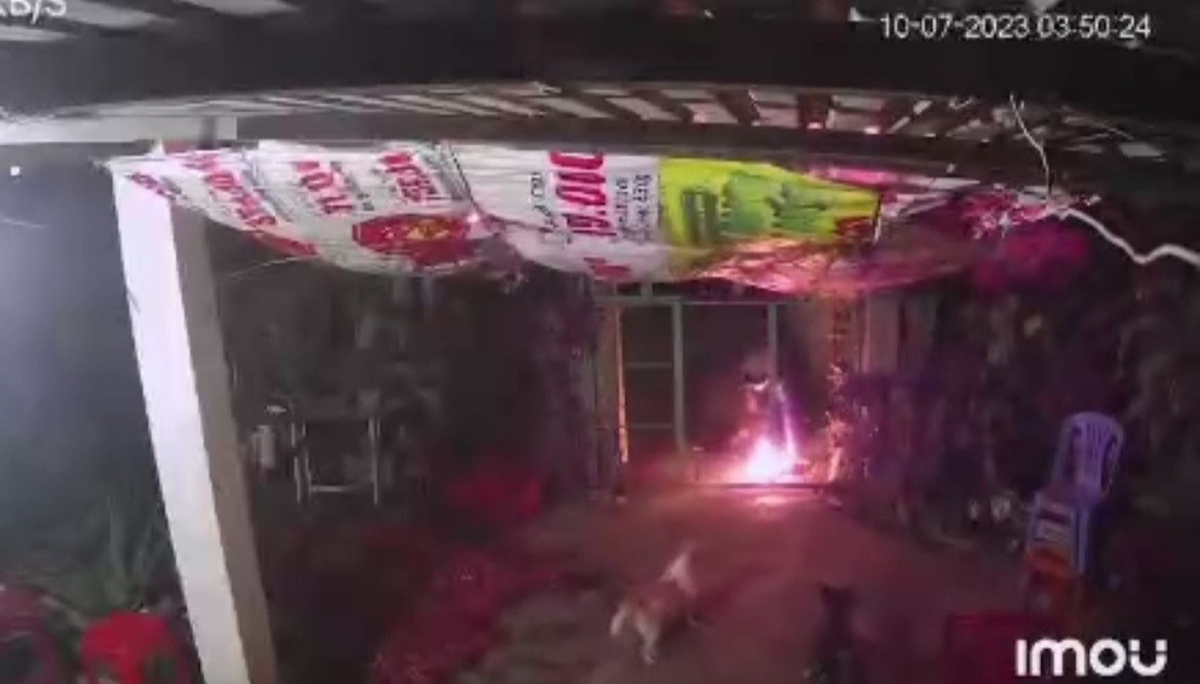CLIP: Nhà dân bị ném bom xăng sau khi nhắc nhở người tiểu bậy