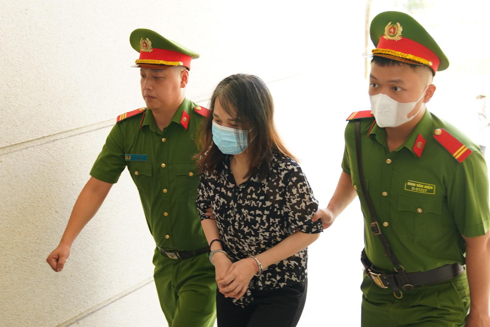 Vụ Chuyến bay giải cứu: Cựu Thứ trưởng Tô Anh Dũng đeo khẩu trang, cầm chai nước tới tòa - Ảnh 8.