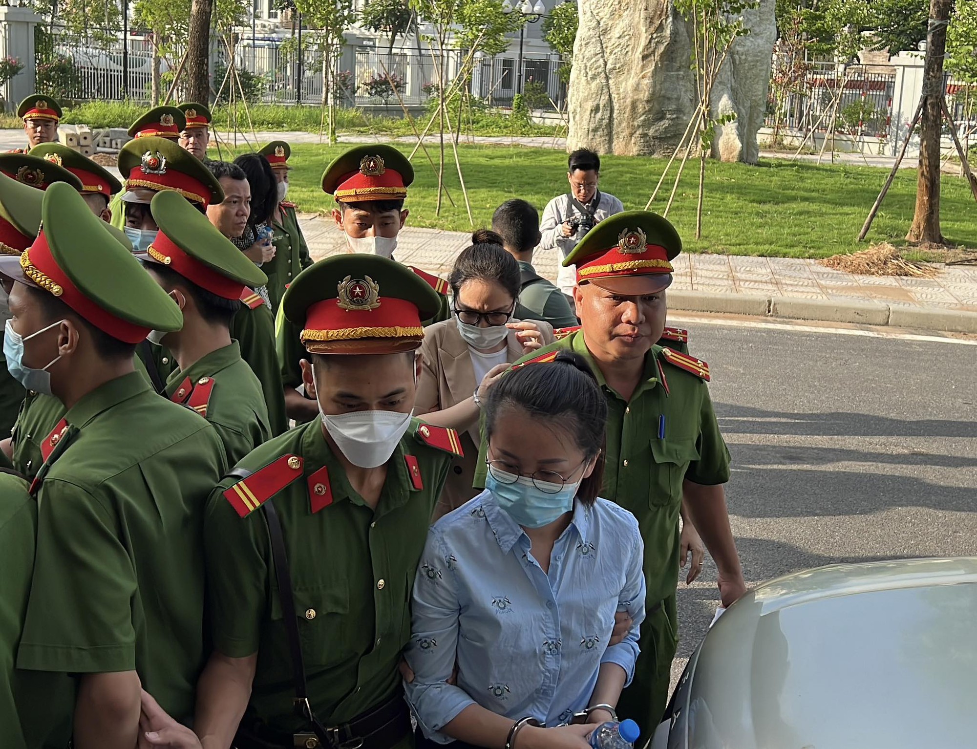 Vụ Chuyến bay giải cứu: Cựu Thứ trưởng Tô Anh Dũng đeo khẩu trang, cầm chai nước tới tòa - Ảnh 11.