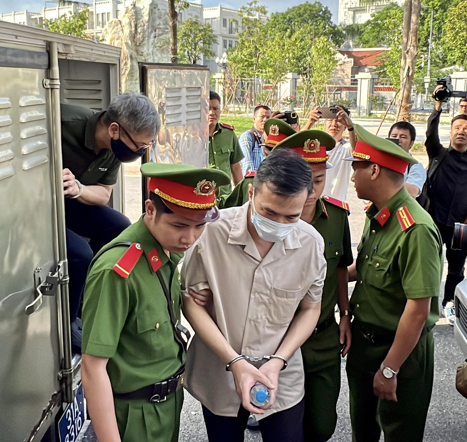Vụ Chuyến bay giải cứu: Cựu Thứ trưởng Tô Anh Dũng đeo khẩu trang, cầm chai nước tới tòa - Ảnh 16.