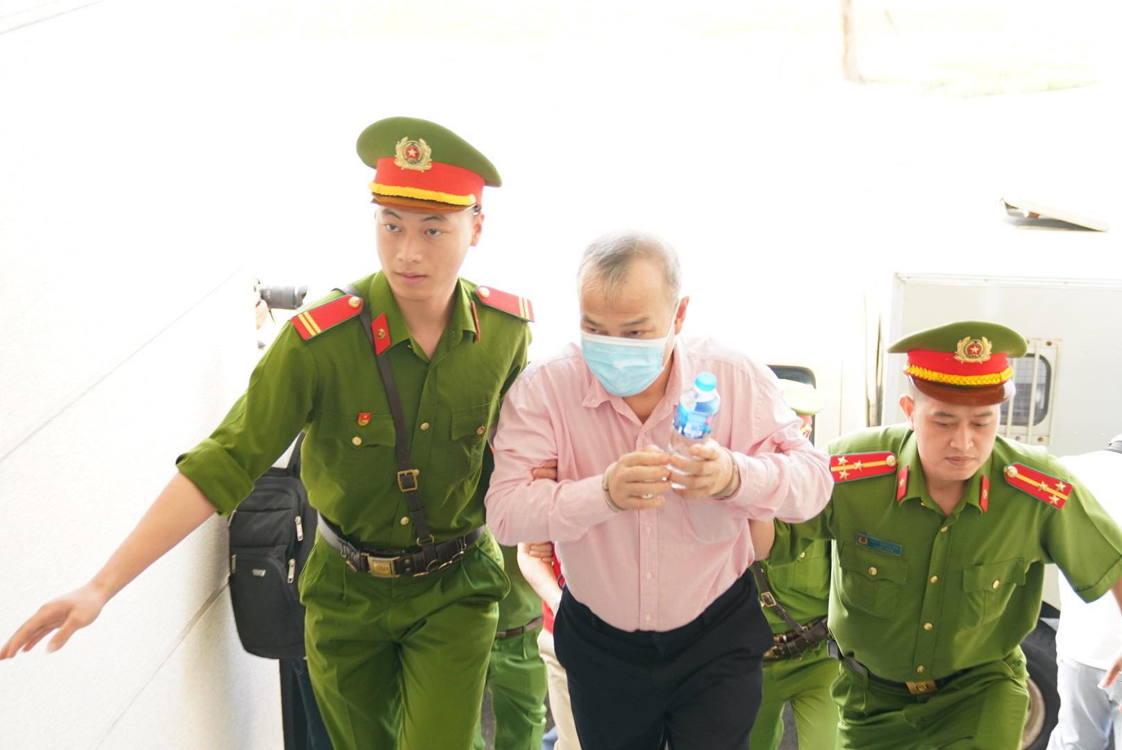 Vụ Chuyến bay giải cứu: Cựu Thứ trưởng Tô Anh Dũng đeo khẩu trang, cầm chai nước tới tòa - Ảnh 7.