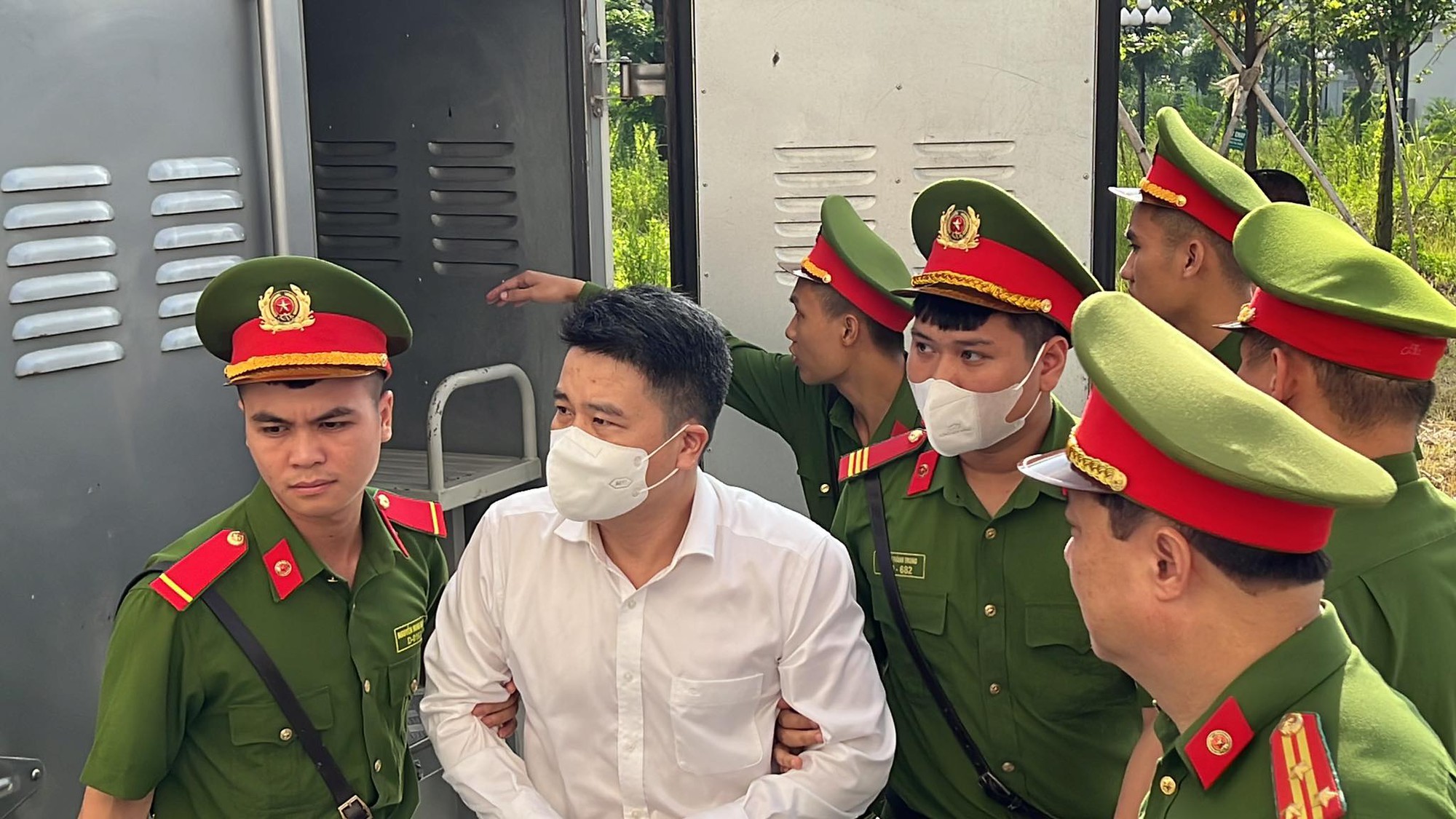 Vụ Chuyến bay giải cứu: Cựu Thứ trưởng Tô Anh Dũng đeo khẩu trang, cầm chai nước tới tòa - Ảnh 9.