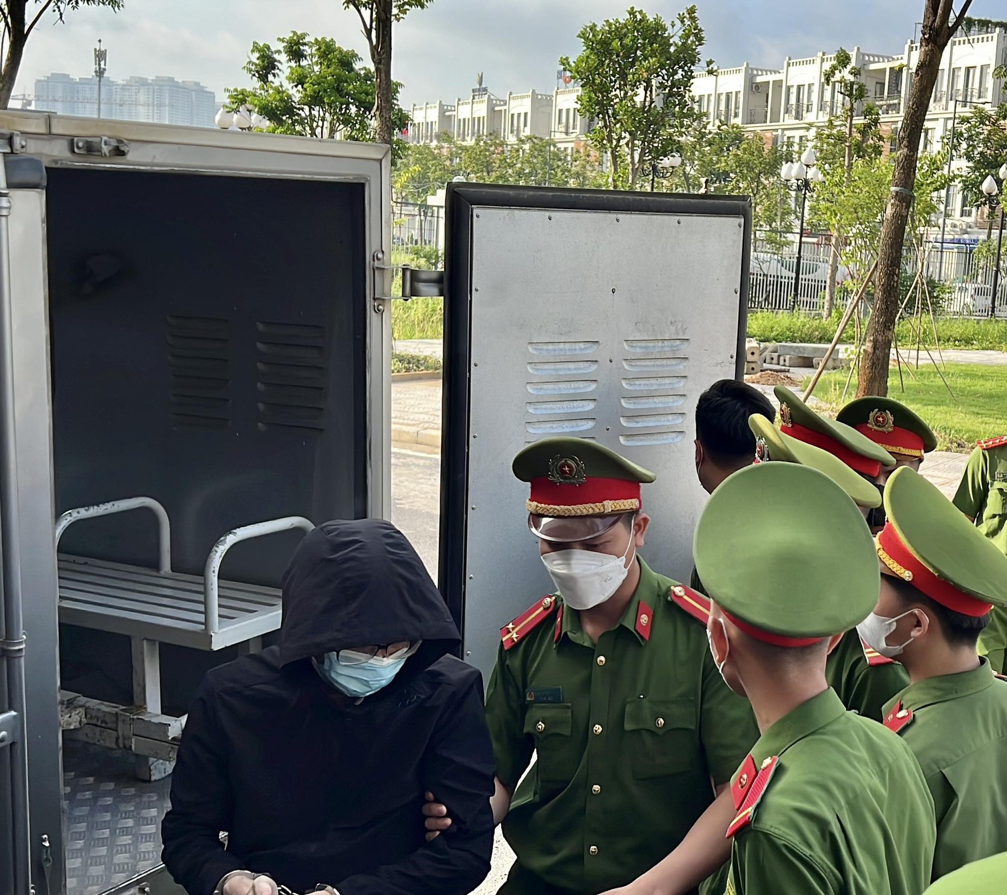 Vụ Chuyến bay giải cứu: Cựu Thứ trưởng Tô Anh Dũng đeo khẩu trang, cầm chai nước tới tòa - Ảnh 14.