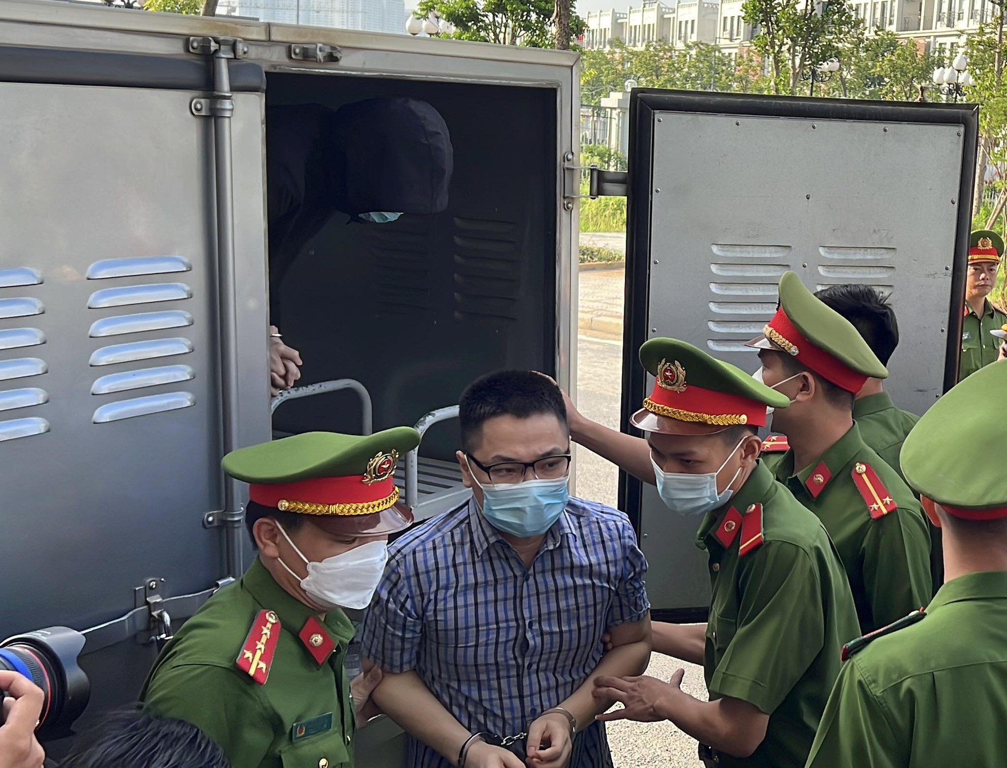 Vụ Chuyến bay giải cứu: Cựu Thứ trưởng Tô Anh Dũng đeo khẩu trang, cầm chai nước tới tòa - Ảnh 13.