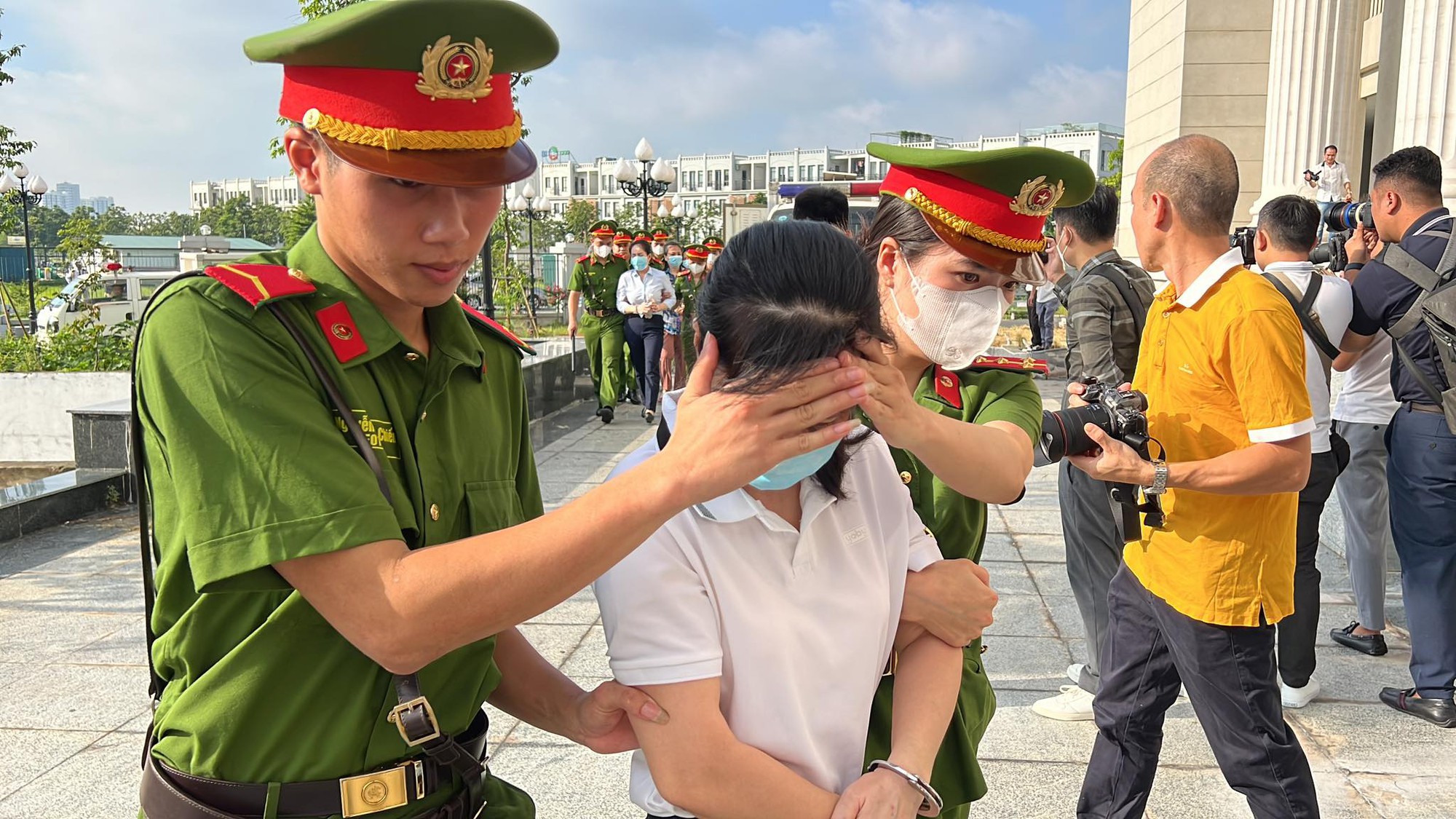 Vụ Chuyến bay giải cứu: Cựu Thứ trưởng Tô Anh Dũng đeo khẩu trang, cầm chai nước tới tòa - Ảnh 20.