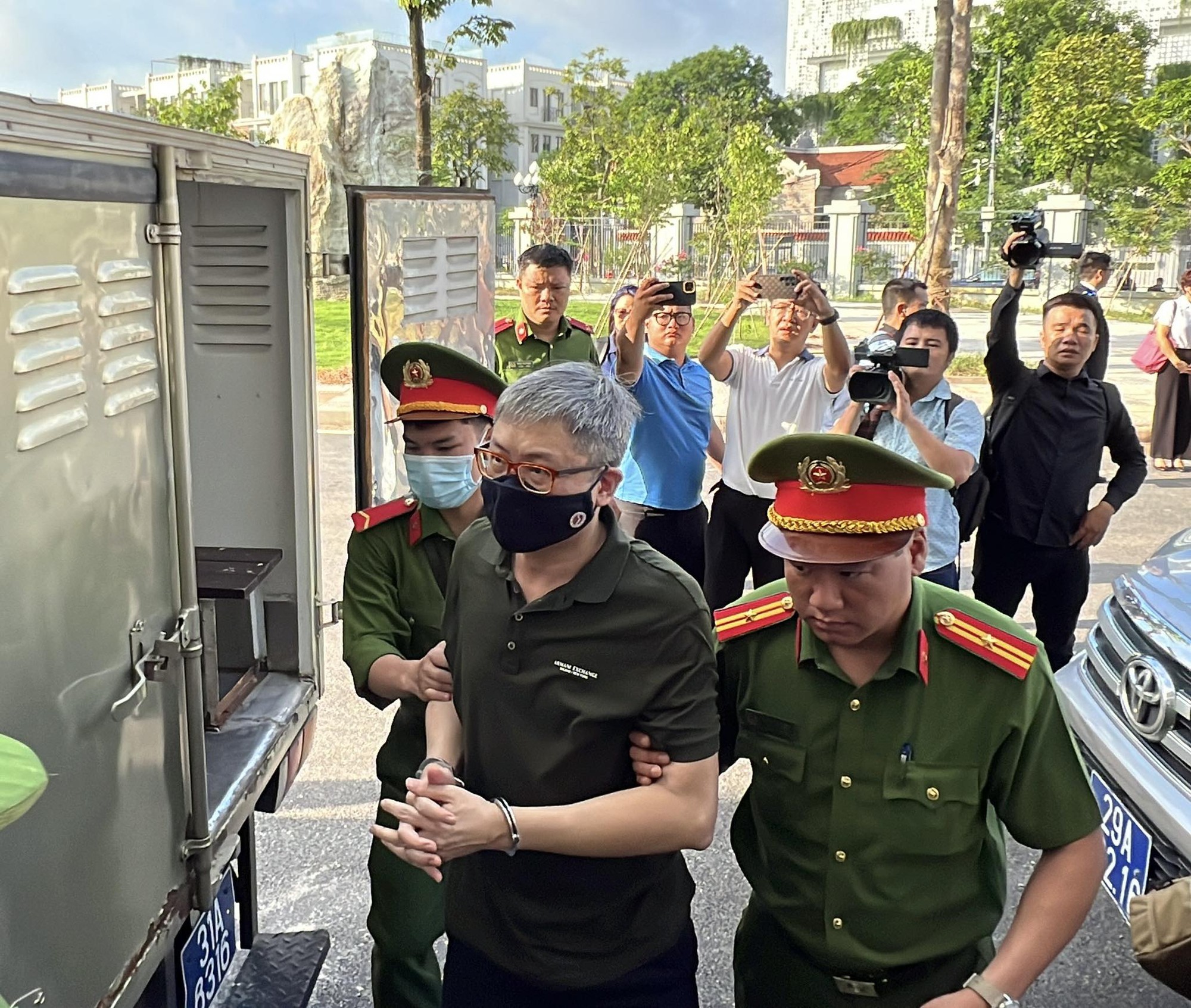 Vụ Chuyến bay giải cứu: Cựu Thứ trưởng Tô Anh Dũng đeo khẩu trang, cầm chai nước tới tòa - Ảnh 17.