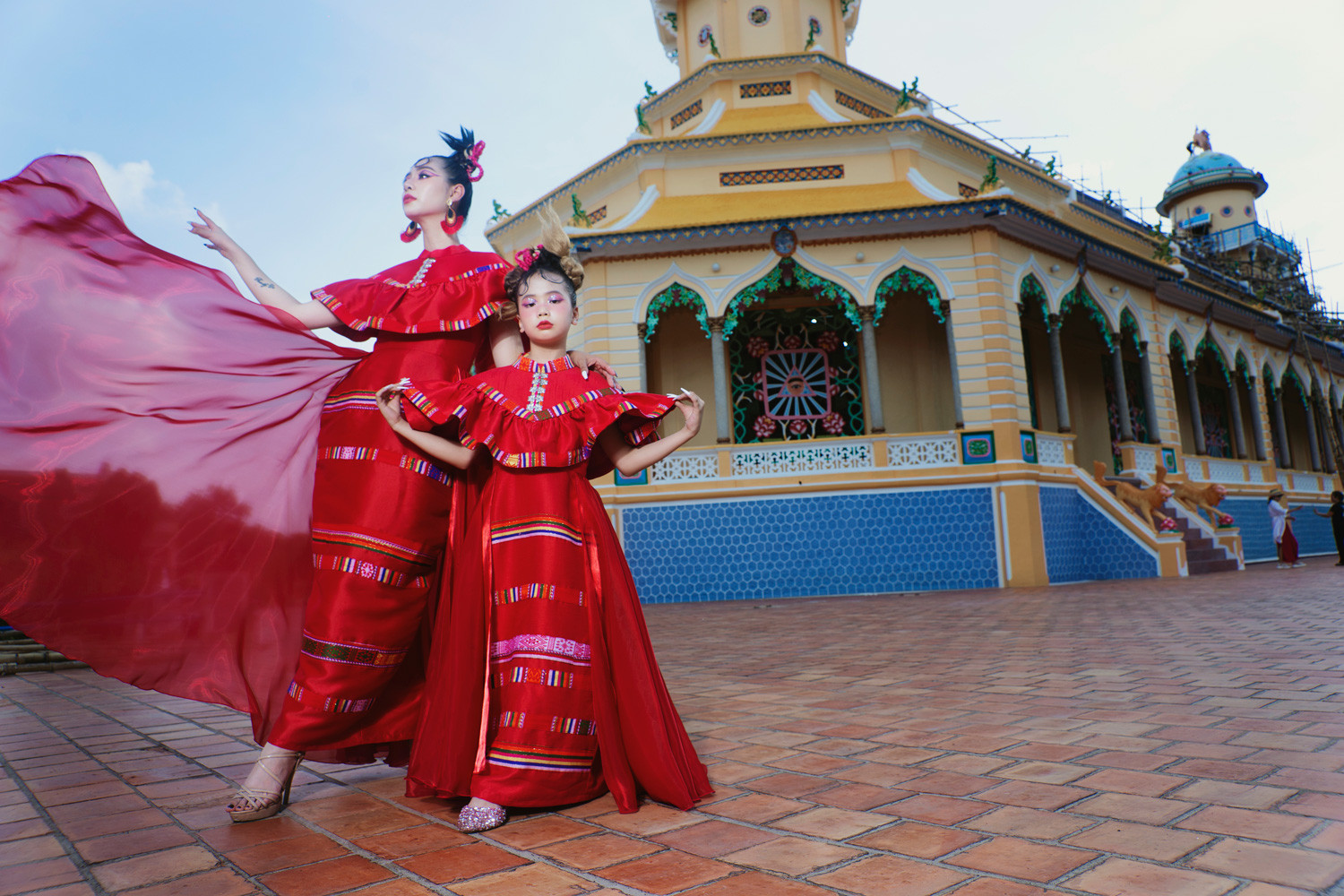 Khăn rằn Nam Bộ biến h&oacute;a sống động trong thời trang - Ảnh 2.