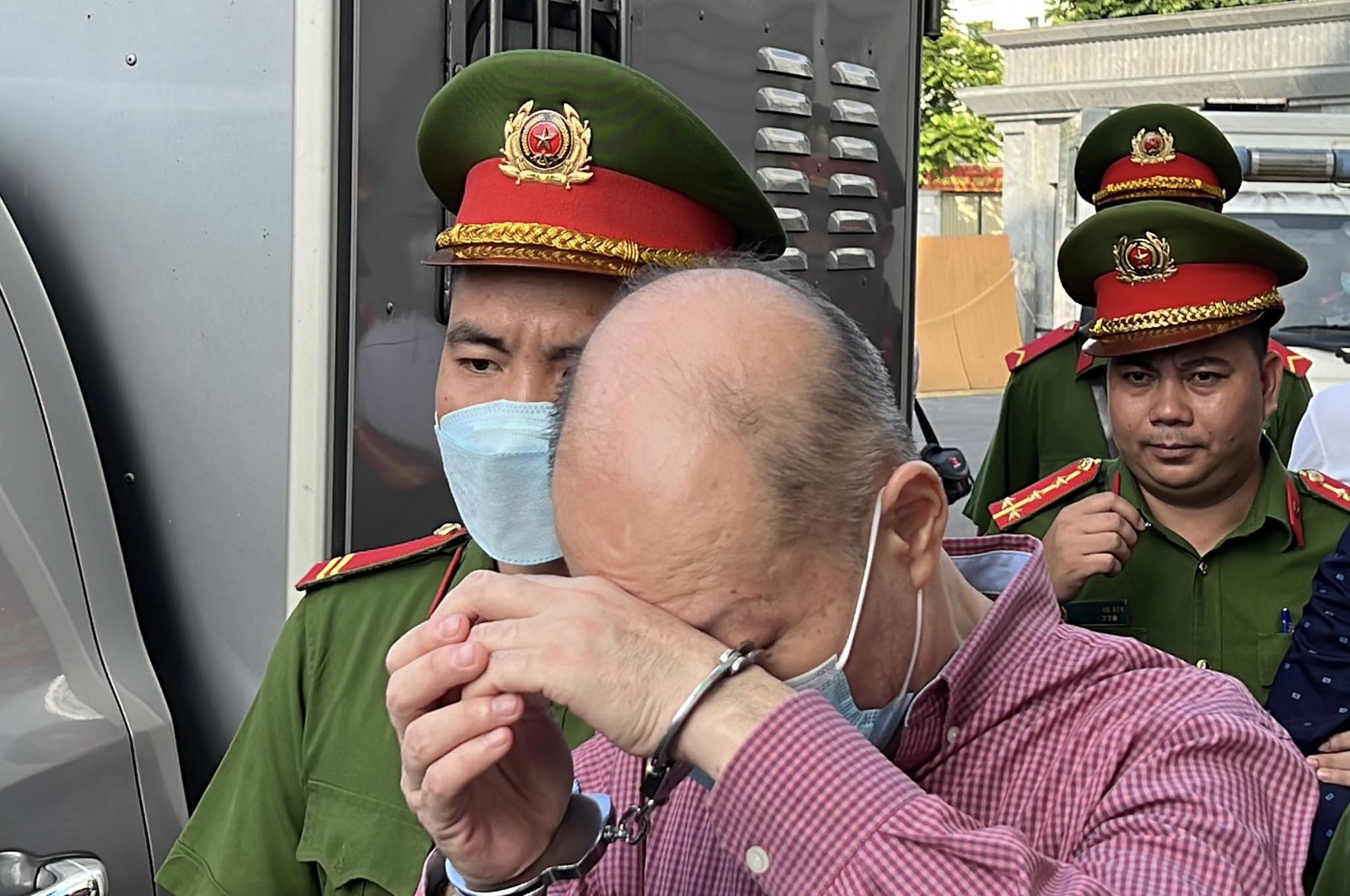 Vụ Chuyến bay giải cứu: Cựu Thứ trưởng Tô Anh Dũng đeo khẩu trang, cầm chai nước tới tòa - Ảnh 3.