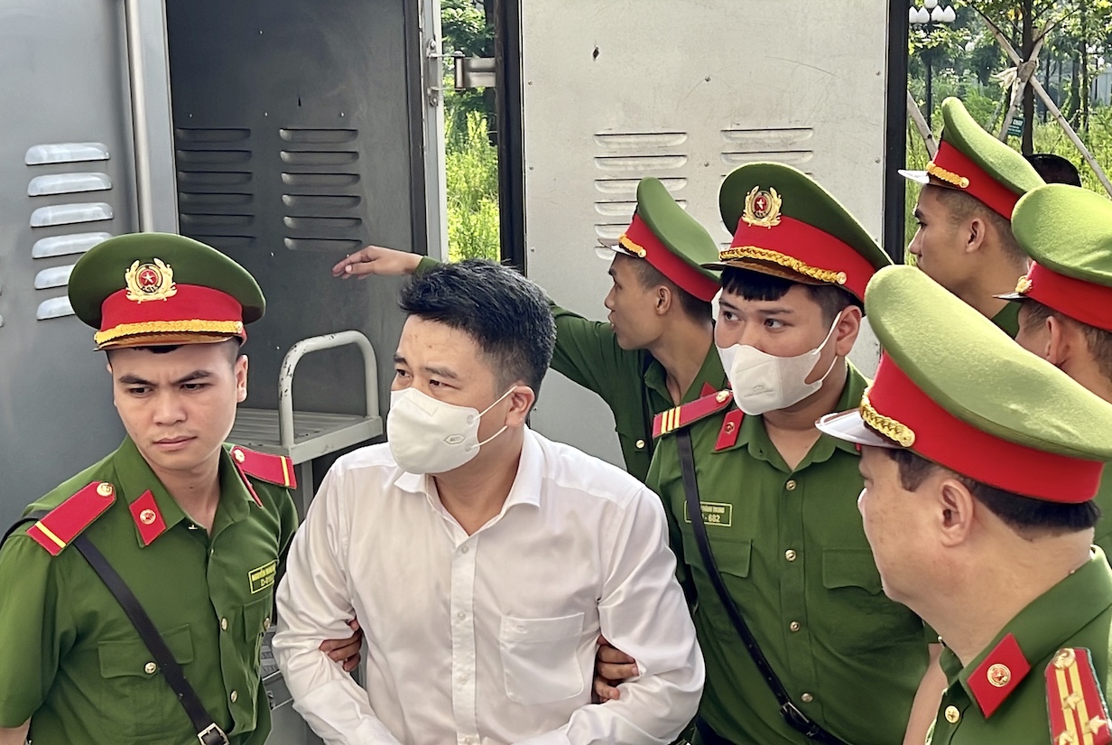 Hai cựu phó chủ tịch Hà Nội và Quảng Nam đi chung xe đặc chủng tới toà