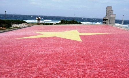 Quốc kỳ bằng gốm khổng lồ vẫn hiện diện ở Trường Sa