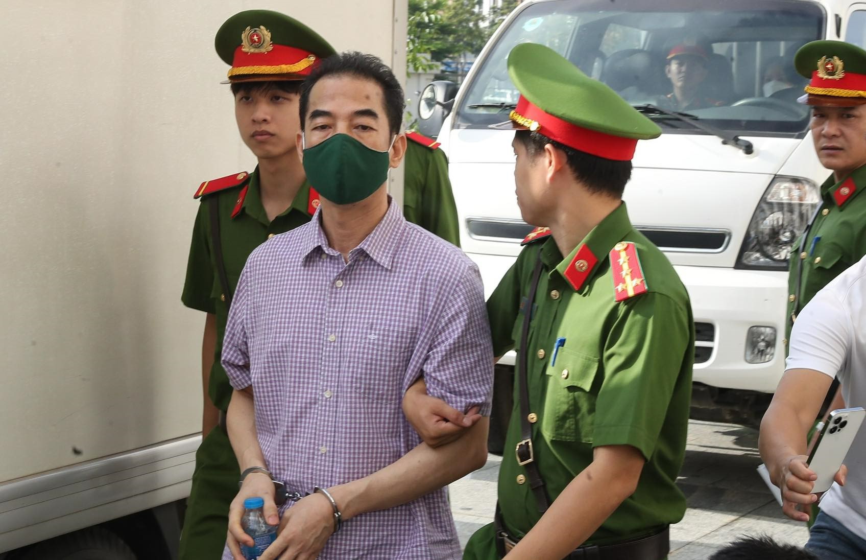 Vụ "Chuyến bay giải cứu": Cựu Thứ trưởng Tô Anh Dũng đeo khẩu trang tới tòa