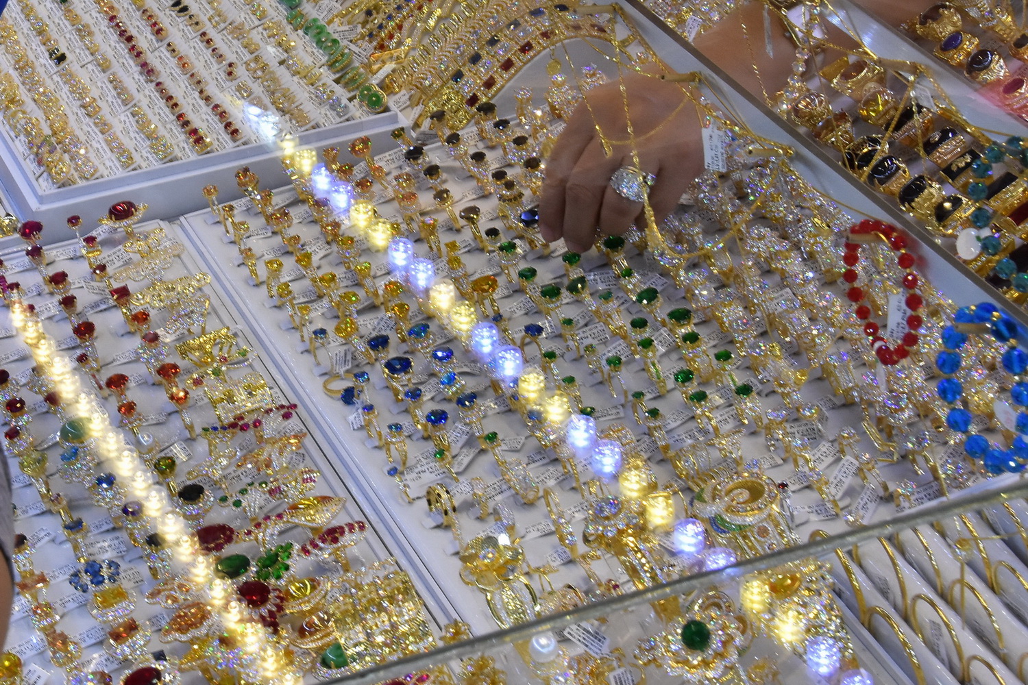Giá vàng hôm nay 12-7: Vàng trong nước tăng giá mạnh