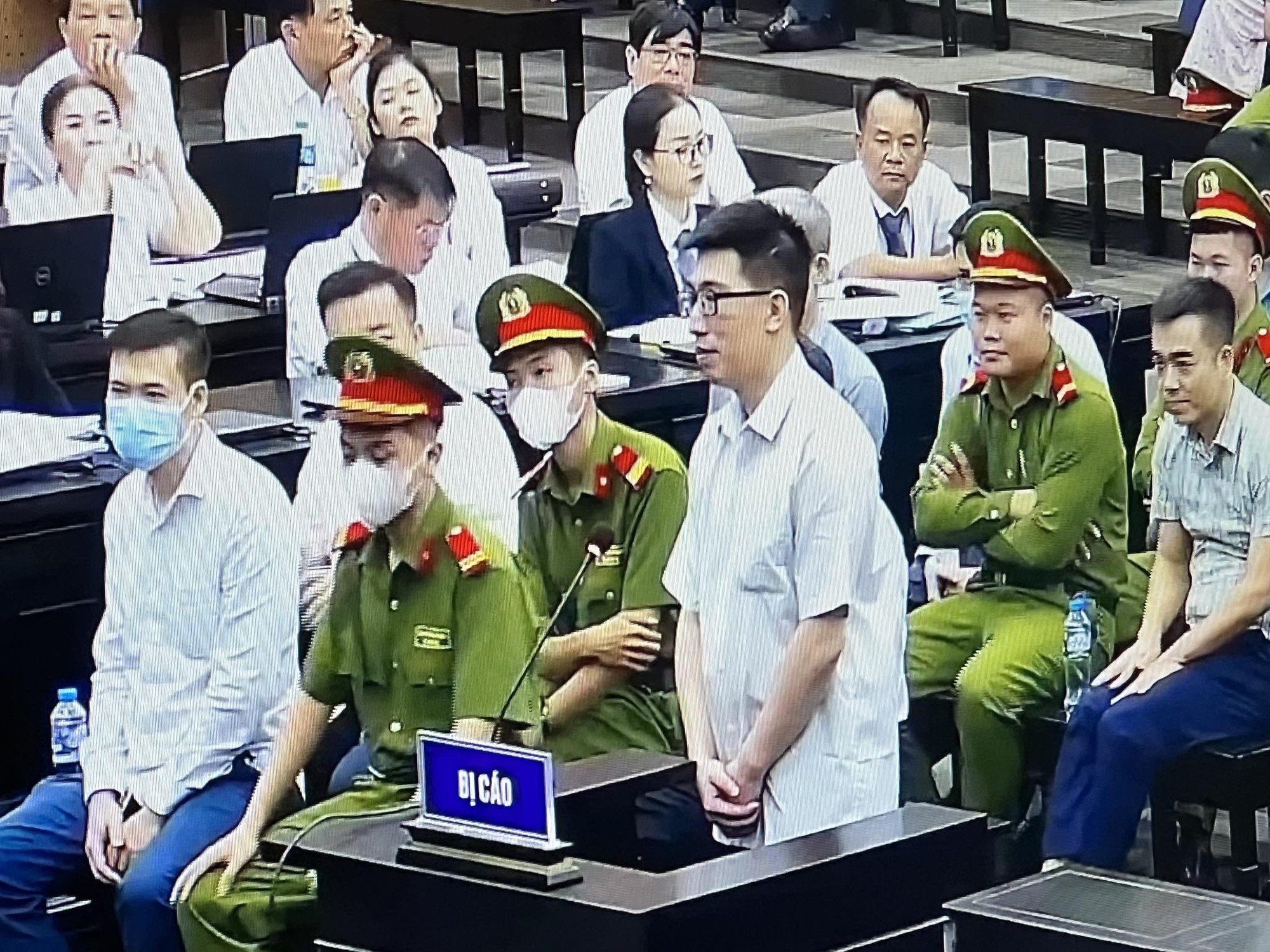 Nhận hối lộ tiền tỉ, cựu trợ lý Phó thủ tướng thường trực có đưa cho ai không?