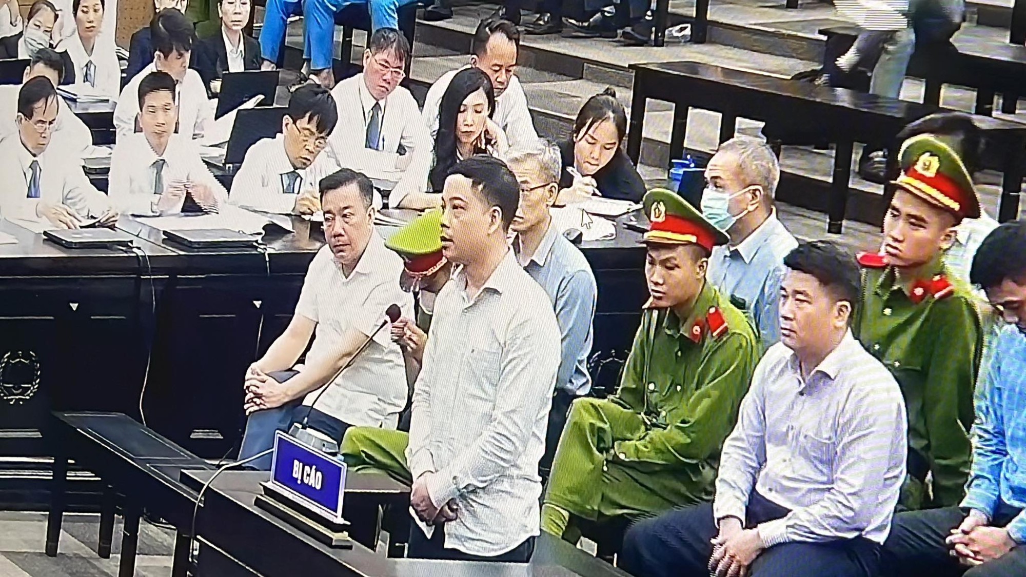Nhận hối lộ 42,6 tỉ đồng, cựu thư ký thứ trưởng Bộ Y tế nói "không đưa tiền cho ai"